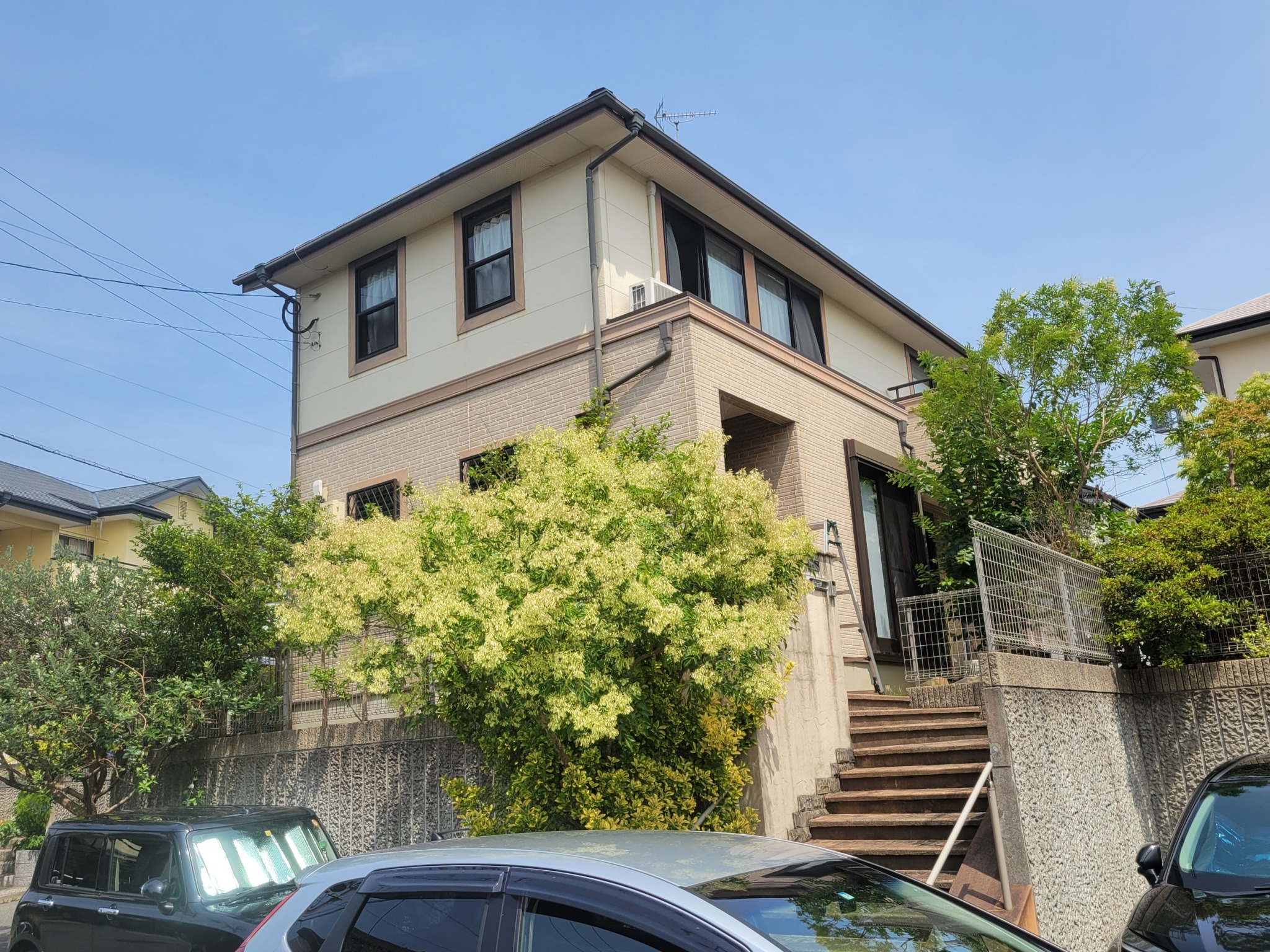 福岡県福岡市東区青葉のI様邸で塗膜の割れや剥がれのある外壁と色褪せが進み防水性が低下している屋根の塗り替えを行いました。12/23完成です。【HPより】