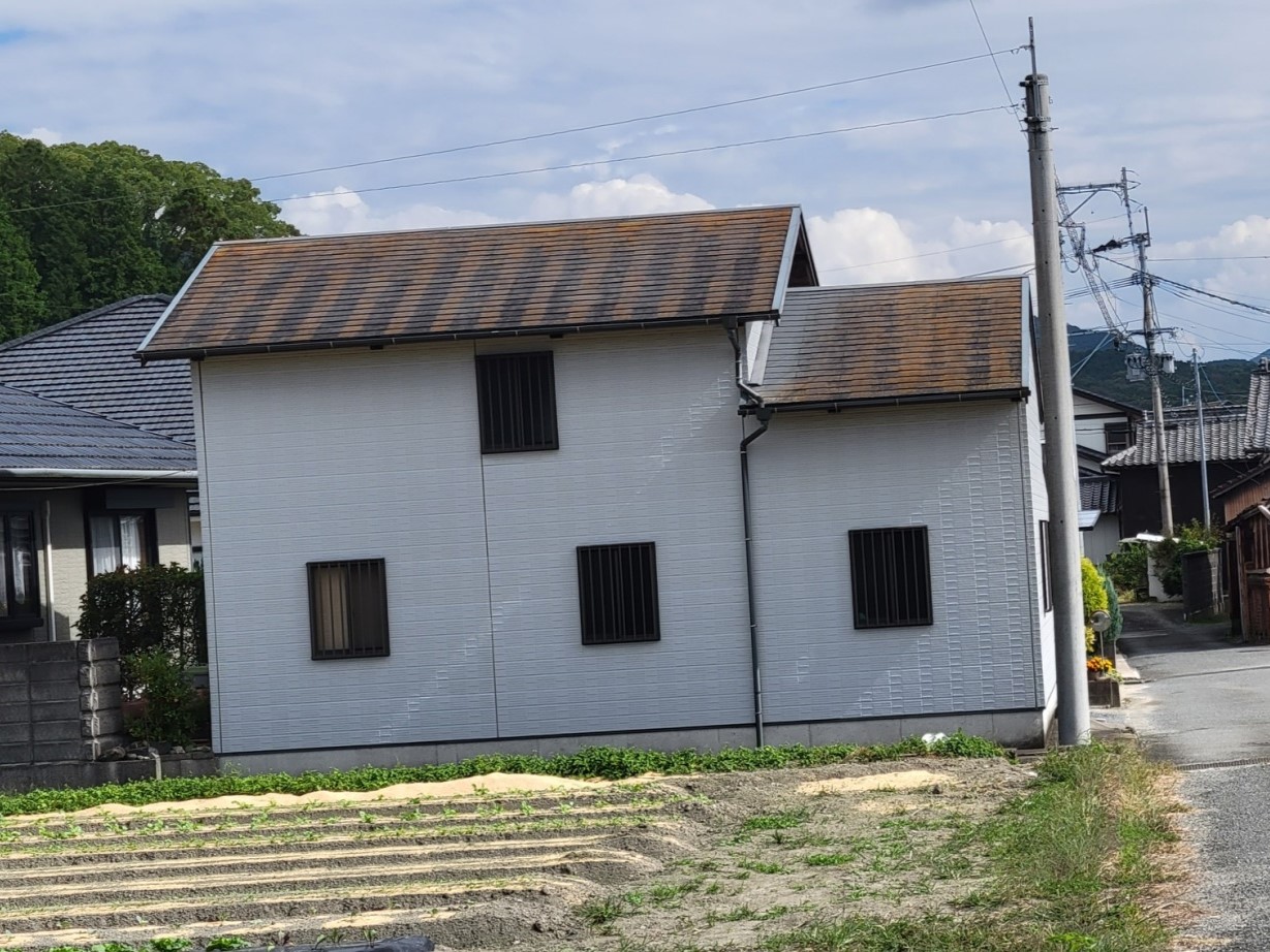 福岡県糟屋郡新宮町のK様邸で色褪せして汚れが付着しているガレージの屋根塗装工事を行いました。11/10完成です。【HPより】