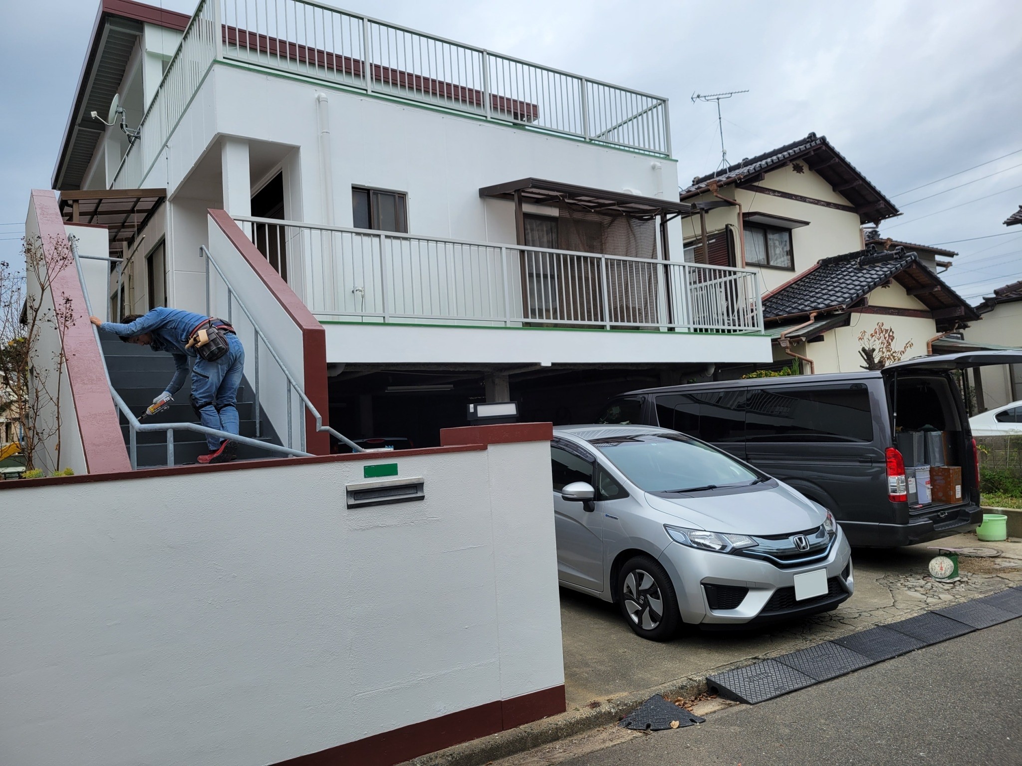 福岡県古賀市天神のK様邸で全体的に傷みが出ている外壁の補修や雨漏りの改善を行いつつ外壁塗装で防水性を高めていきました。12/15完成です。【HPより】