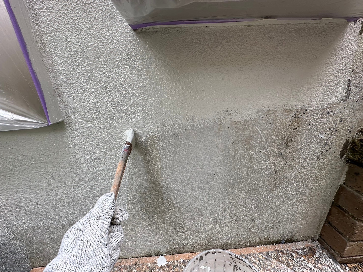 福岡県福岡市東区香椎台のN様邸で外壁にネオフレッシュティアラの多彩色塗料を吹き付けて塗装工事を行います。2/9完成です。【ホームページより】