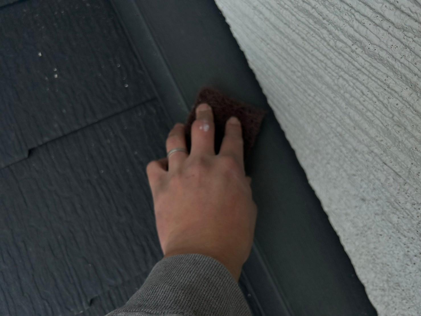 福岡県福岡市東区香住ケ丘のA様邸でサイディングの割れやコーキングの剥落を起こしている外壁の補修を行いつつ、色褪せや汚れが発生している屋根と一緒に塗り替えを行いました。1/27完成です。【ホームページより】