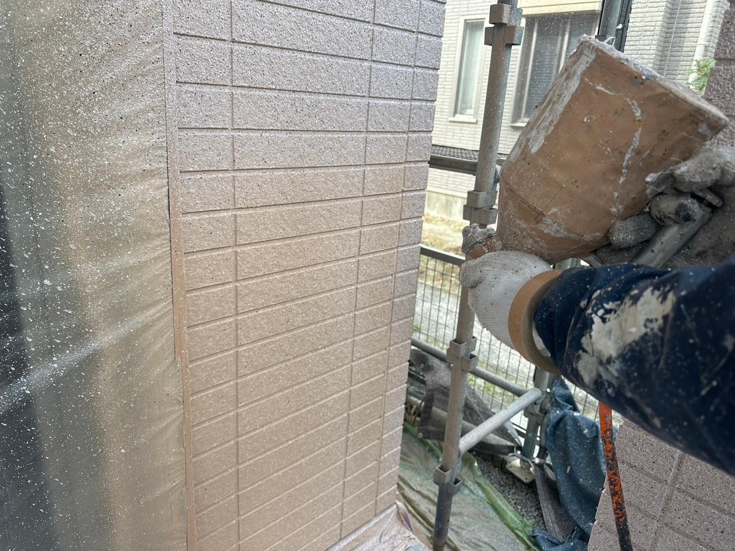 福岡県福岡市東区香椎台のN様邸で外壁にネオフレッシュティアラの多彩色塗料を吹き付けて塗装工事を行います。2/9完成です。【ホームページより】