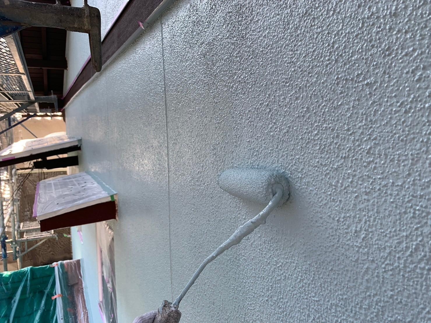 福岡県古賀市米多比のO様邸でひび割れや塗膜の剥がれを起こした外壁を滑らかに補修し、サビ・コケ・腐食の症状も徹底的に処理を行って塗装を進めました。2/2完成です。【ホームページより】