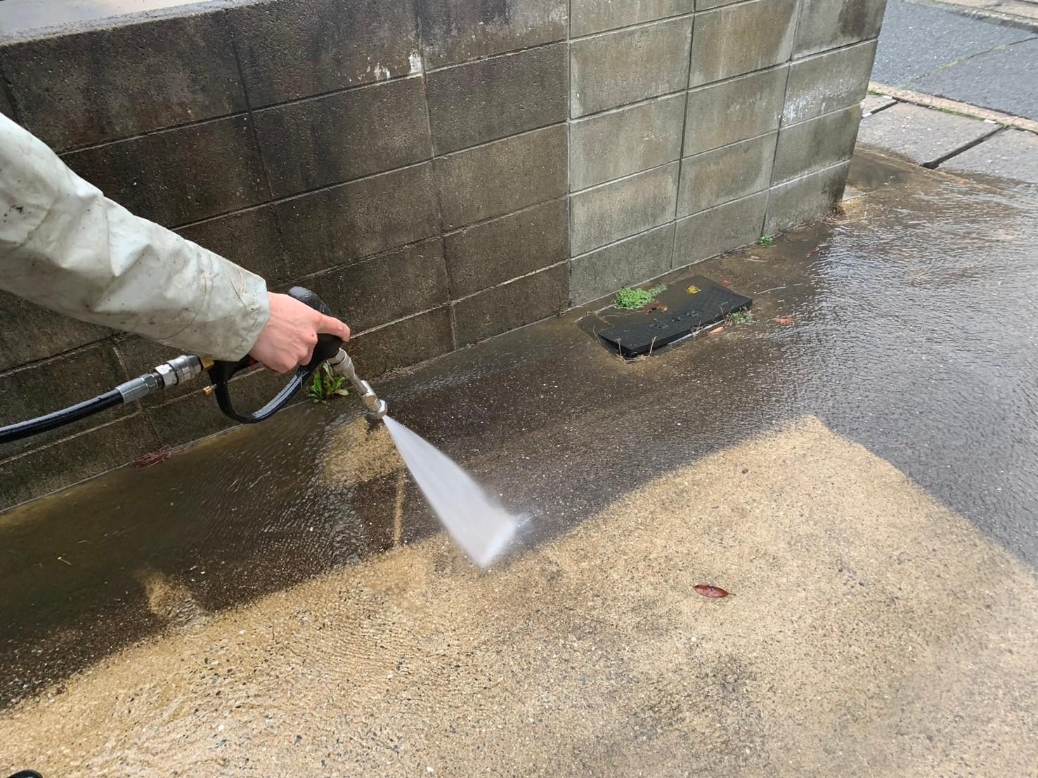 福岡県福岡市東区雁ノ巣のT様邸で汚れやコーキングの傷みが発生している外壁とサビが広がり色褪せてしまっている屋根を塗り替えました。3/16完成です。【HPより】