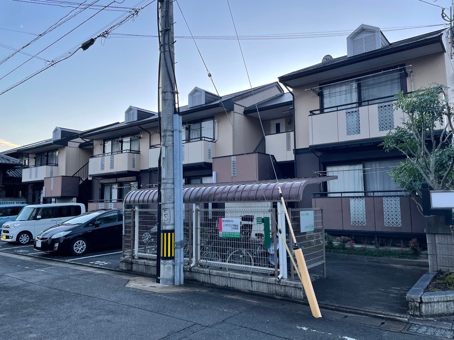 福岡県太宰府市観世音寺でM様ご所有のSアパート様の外壁・屋根塗装を行いました。外壁には同時に工事を行っているご自宅で使用している材料と同じプレミアムペイント社のピュアピュアシリコン、屋根にはイーサンク社のエシカルプロクールを使用しています。3/22完成です。【チラシより】