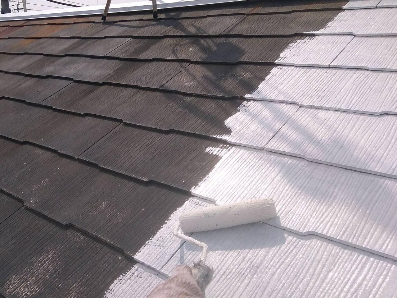 福岡県福岡市東区雁ノ巣のT様邸で汚れやコーキングの傷みが発生している外壁とサビが広がり色褪せてしまっている屋根を塗り替えました。3/16完成です。【HPより】