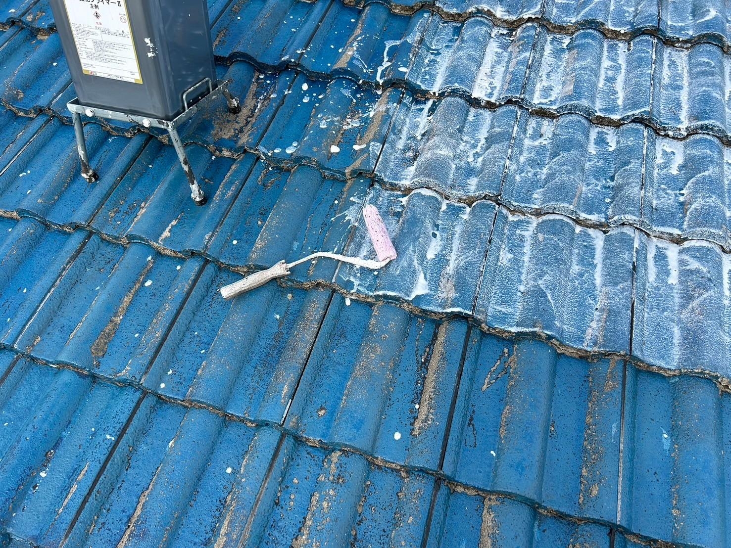 福岡県古賀市久保のK様邸でクラックの再補修や木部の剥がれの改善を行いつつ外壁の塗装と色褪せを起こした屋根の塗装を行いました。2/20完成です。【HPより】