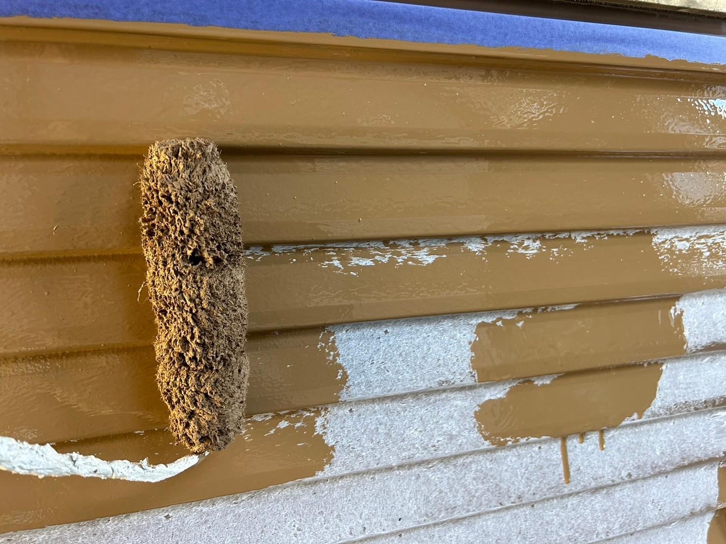 福岡県古賀市久保のK様邸でクラックの再補修や木部の剥がれの改善を行いつつ外壁の塗装と色褪せを起こした屋根の塗装を行いました。2/20完成です。【HPより】