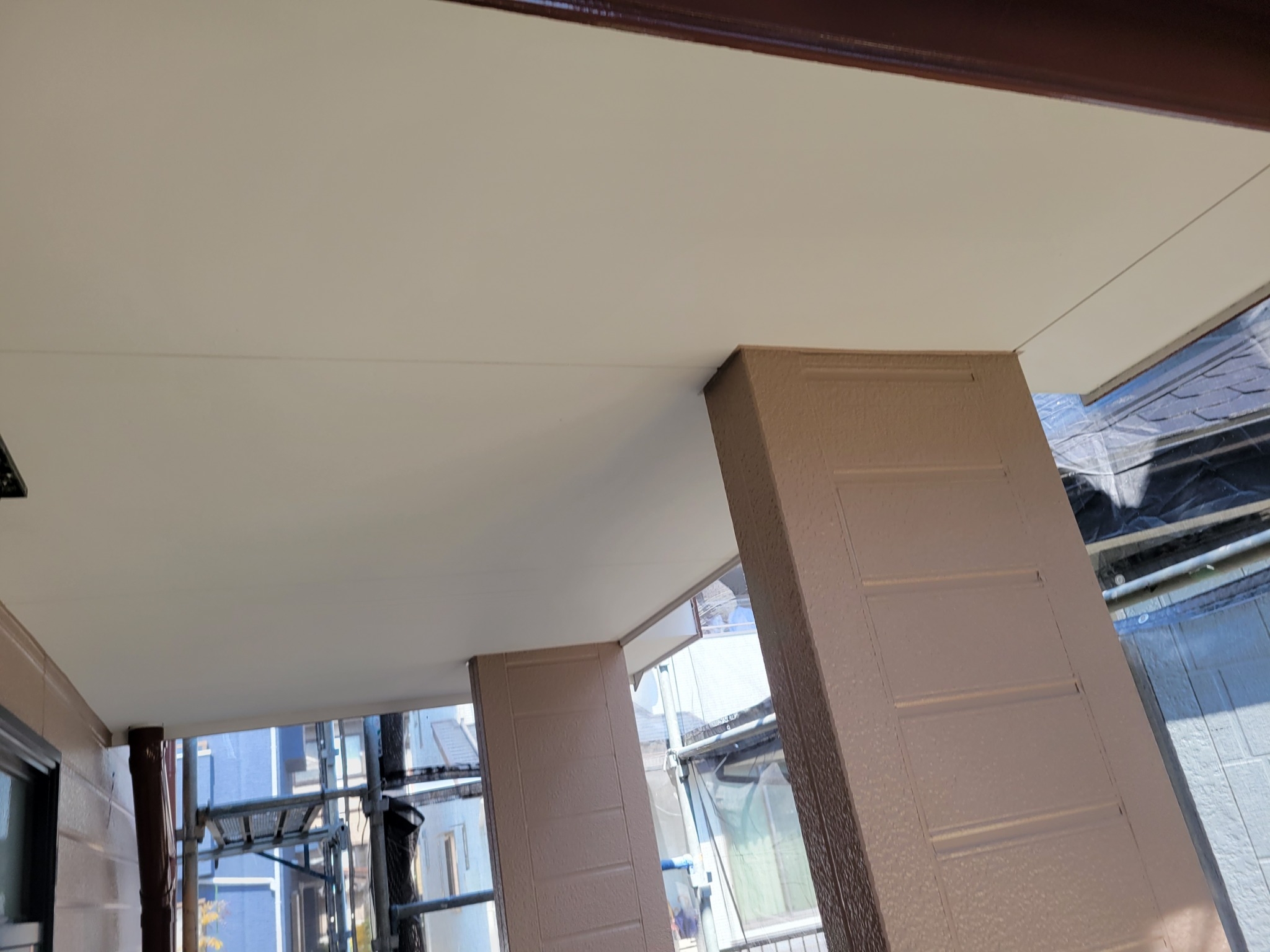 福岡県福岡市東区雁ノ巣のT様邸で汚れやコーキングの傷みが発生している外壁とサビが広がり色褪せてしまっている屋根を塗り替えました。3/16完成です。【HPより】