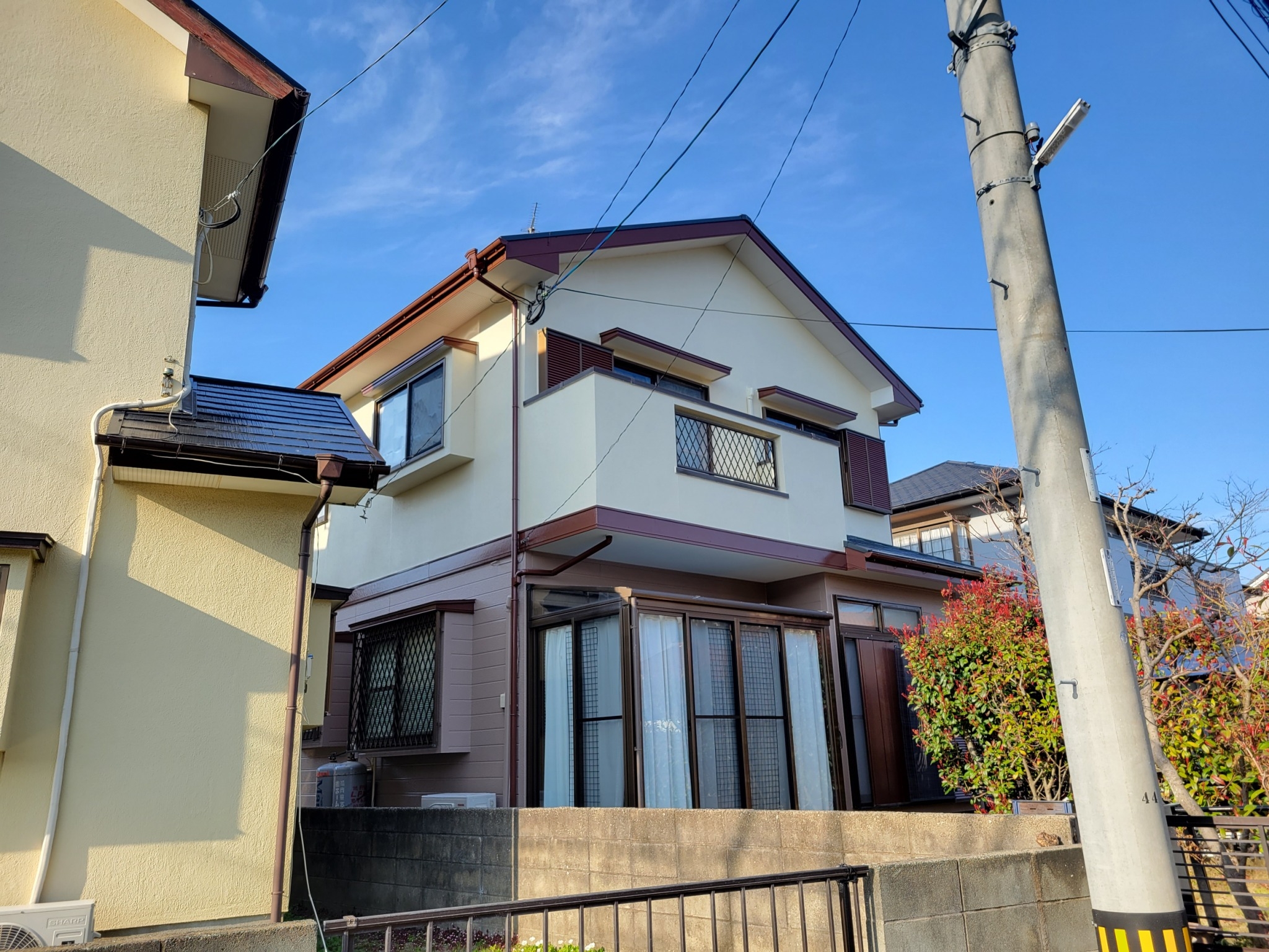 福岡県福岡市東区雁ノ巣のT様邸で汚れやコーキングの傷みが発生している外壁とサビが広がり色褪せてしまっている屋根を塗り替えました。3/16完成です。【HPより】