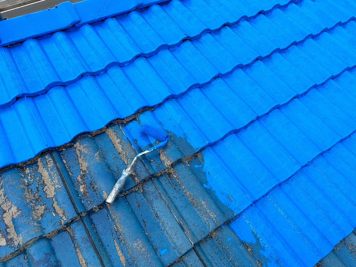 福岡県古賀市久保のK様邸でクラックの再補修や木部の剥がれの改善を行いつつ外壁の塗装と色褪せを起こした屋根の塗装を行いました。2/20完成です。【HPより】