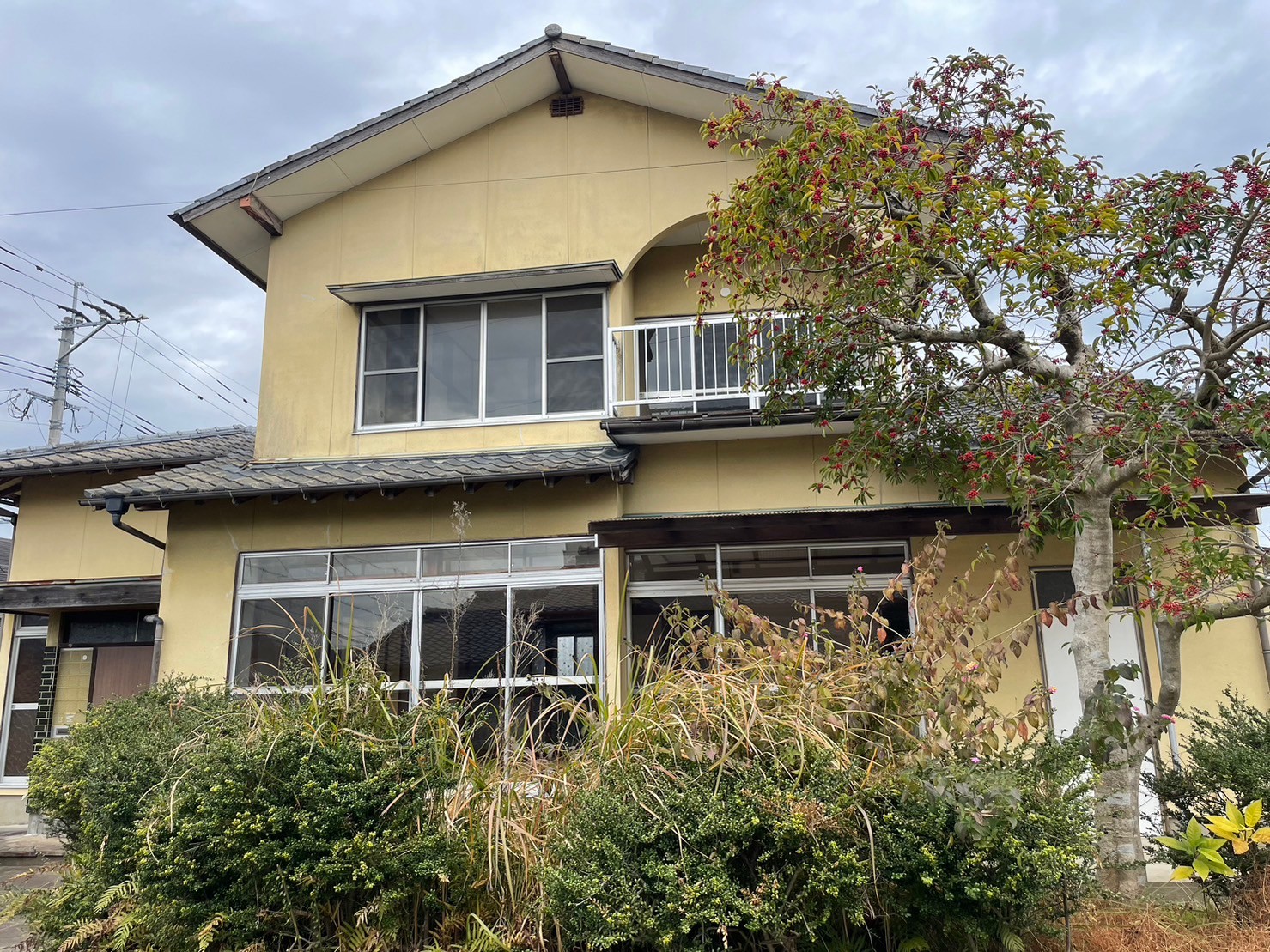 福岡県太宰府市朱雀のH様借家でご希望されていた15年以上の耐久があるエシカルプロクールのシリコン塗料とピュアピュアシリコンで屋根と外壁をそれぞれ塗装しました。3/16完成です。【HPより】