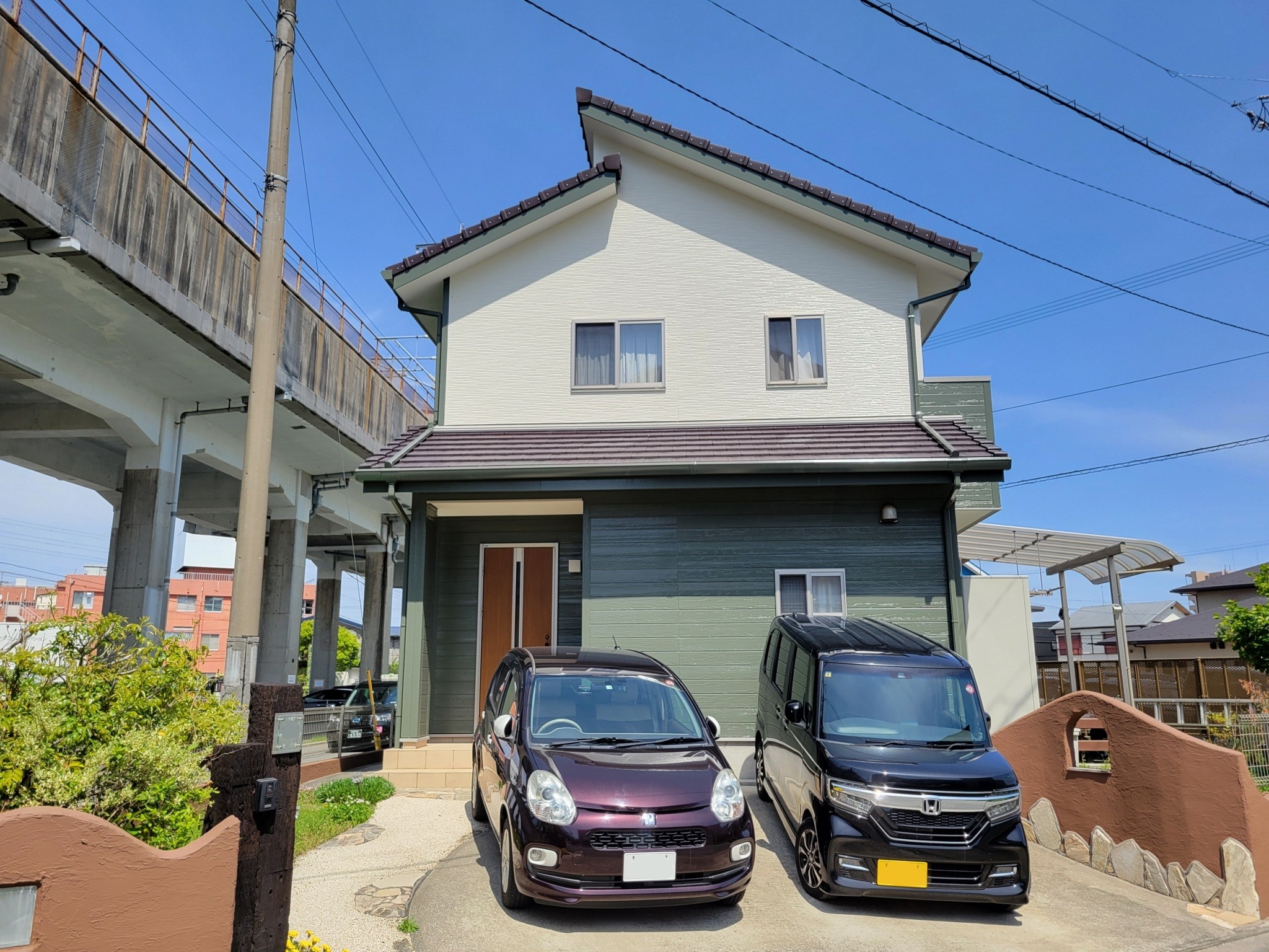 福岡県福岡市東区多の津のO様邸で痩せ・剥離を起こしているコーキングを打ち替え、補修跡や色褪せ、汚れ問題を解消する外壁塗装工事を行いました。4/10完成です。【HPより】