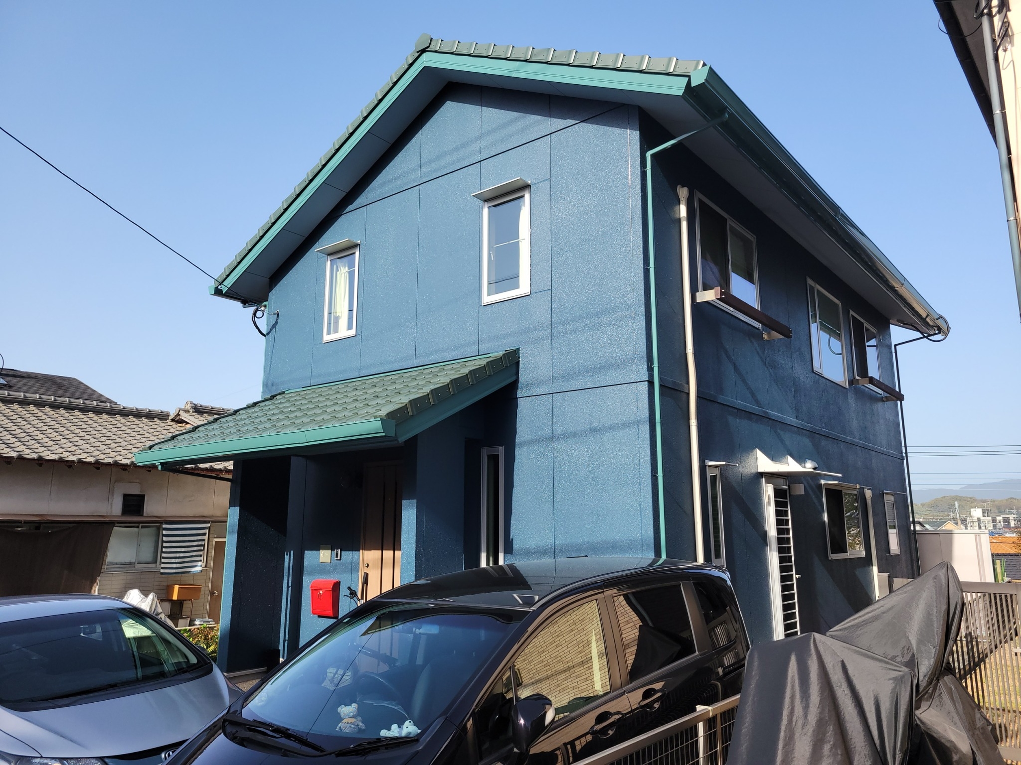 福岡県福岡市東区和白東のK様邸で全体的に色褪せを起こしている外壁を元のブルーグレーに塗装し付帯部と屋根はグリーン系でまとめたこだわりの配色で仕上げました。3/29完成です。【HPより】