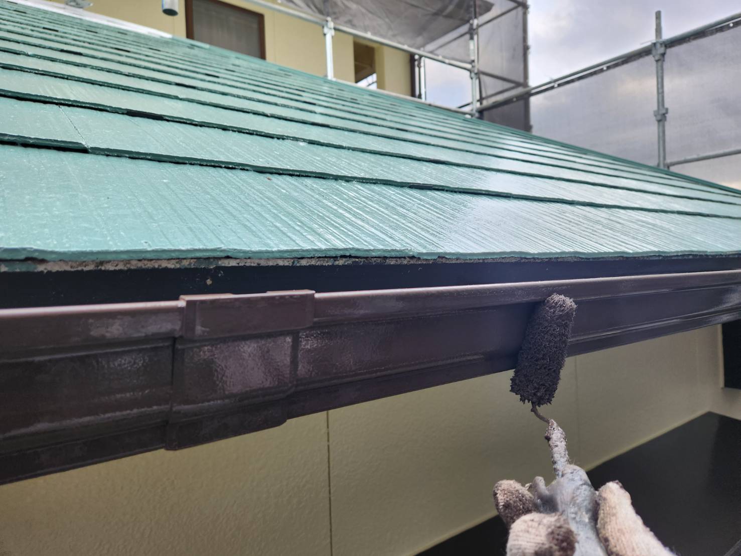福岡県太宰府市三条のK様邸でチョーキングやコケが発生していた外壁と色褪せを起こしている屋根を塗り替えていきます。2/13着工です。【ホームページより】