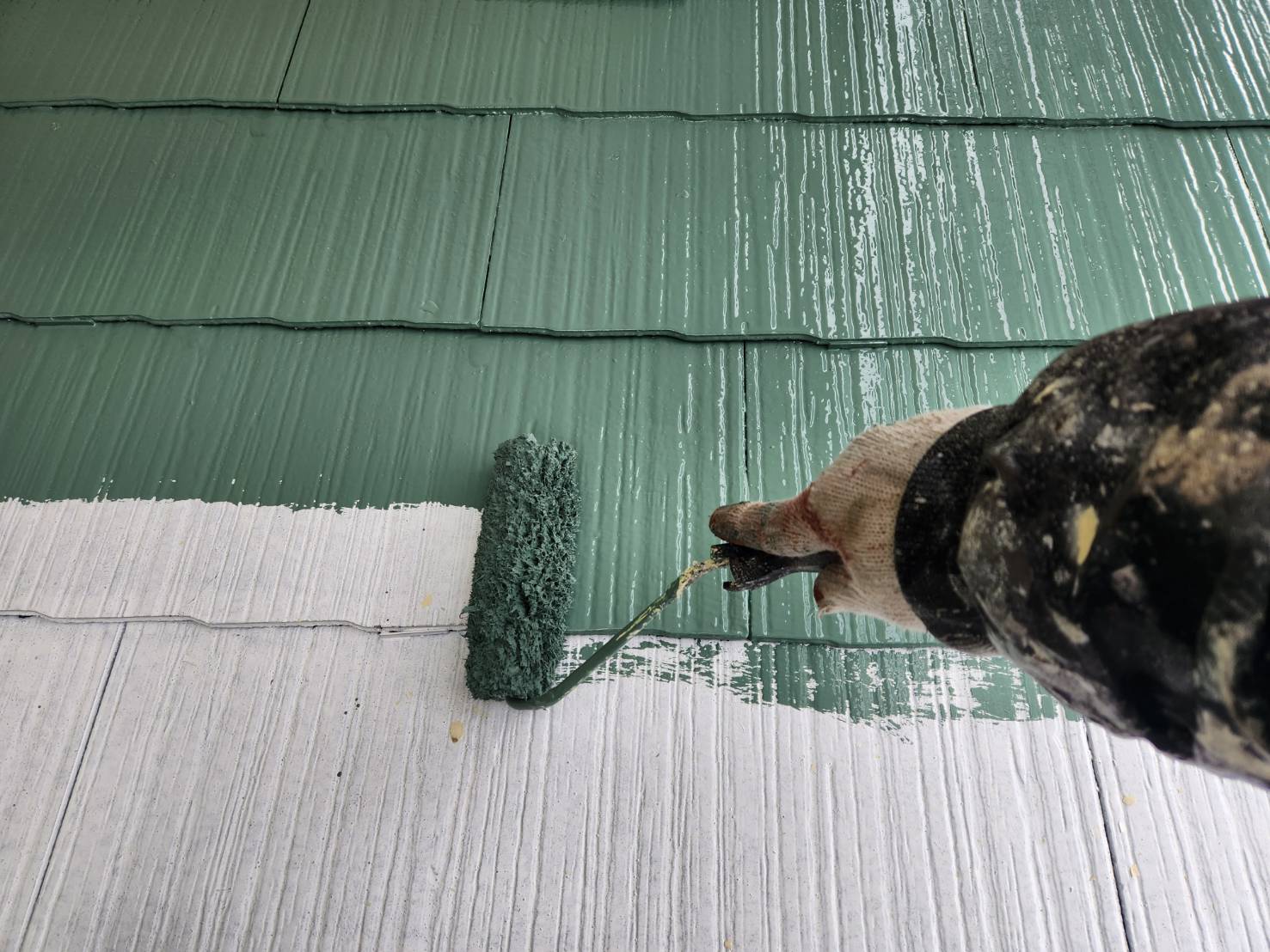 福岡県太宰府市三条のK様邸でチョーキングやコケが発生していた外壁と色褪せを起こしている屋根を塗り替えていきます。2/13着工です。【ホームページより】