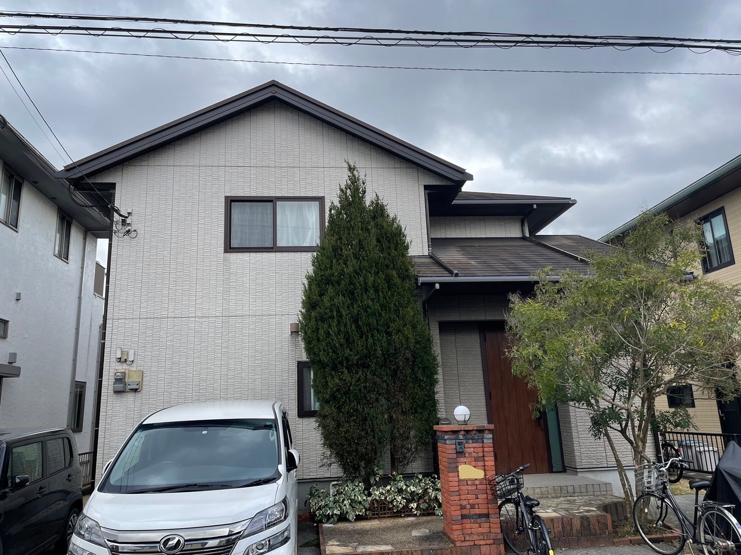 福岡県小郡市希みが丘のS様邸で外壁屋根ともに発生している割れを改善し、エシカルプロクールのフッ素塗料を使用した塗装を行います。3/25完成です。【HPより】