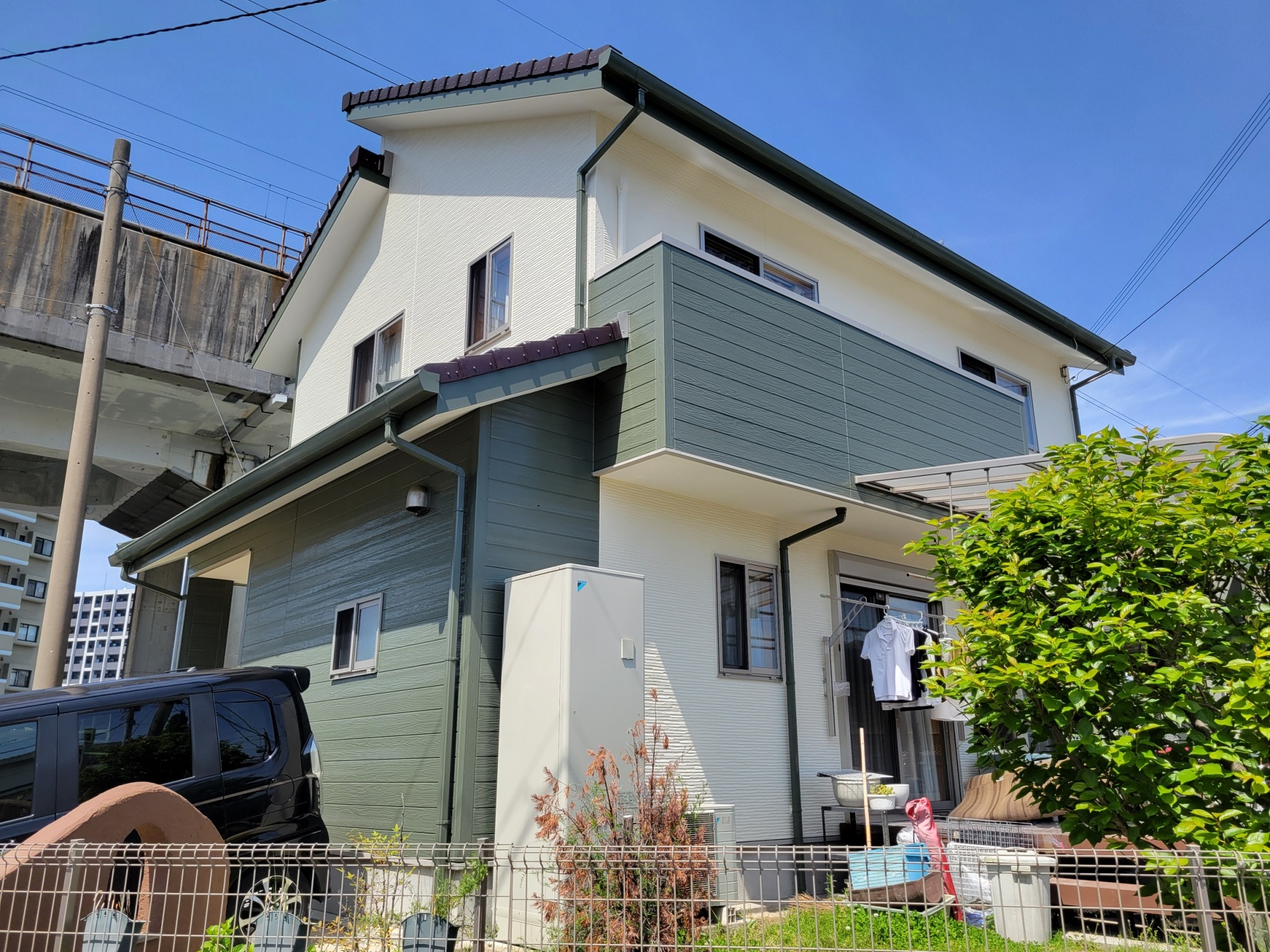 福岡県福岡市東区多の津のO様邸で痩せ・剥離を起こしているコーキングを打ち替え、補修跡や色褪せ、汚れ問題を解消する外壁塗装工事を行いました。4/10完成です。【HPより】