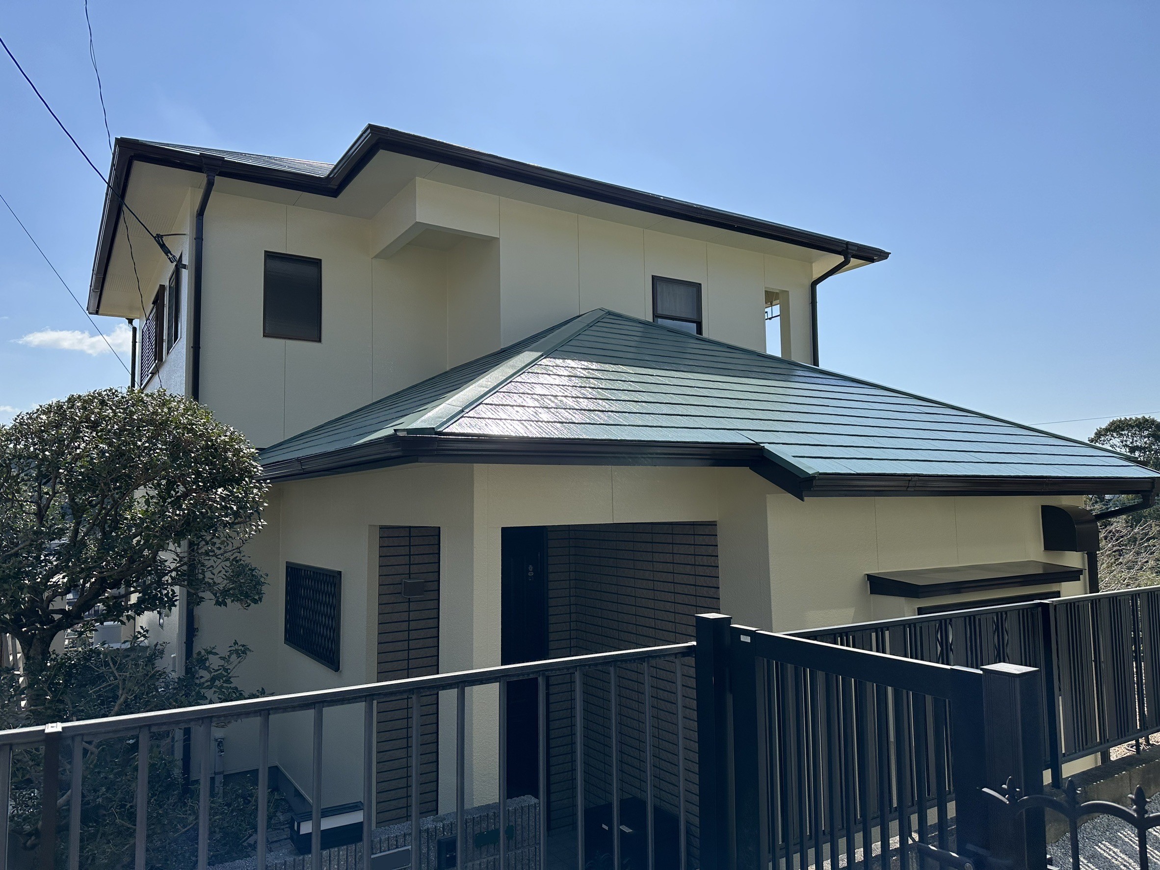 福岡県太宰府市三条のK様邸でチョーキングやコケが発生していた外壁と色褪せを起こしている屋根を塗り替えました。3/10完成です。【ホームページより】