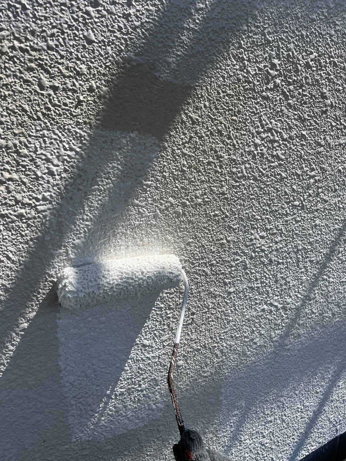 福岡県太宰府市高雄のO様邸でコーキングの割れを打ち替えで解消し、外壁をシリコン塗料で仕上げていきます。3/12着工です。【HPより】