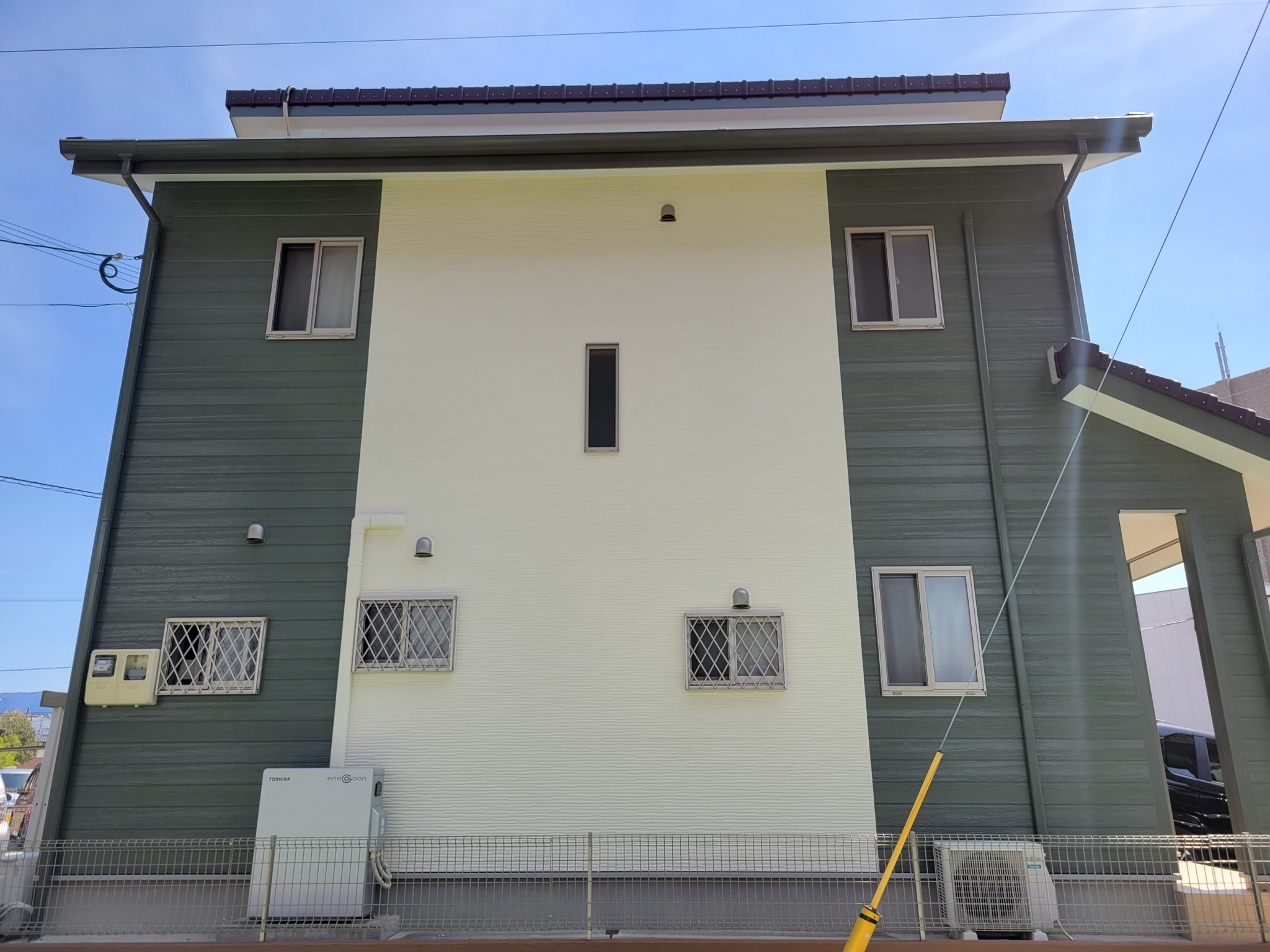 福岡県福岡市東区多の津のO様邸で痩せ・剥離を起こしているコーキングを打ち替え、補修跡や色褪せ、汚れ問題を解消する外壁塗装工事を行いました。4/10完成です。【HPより】