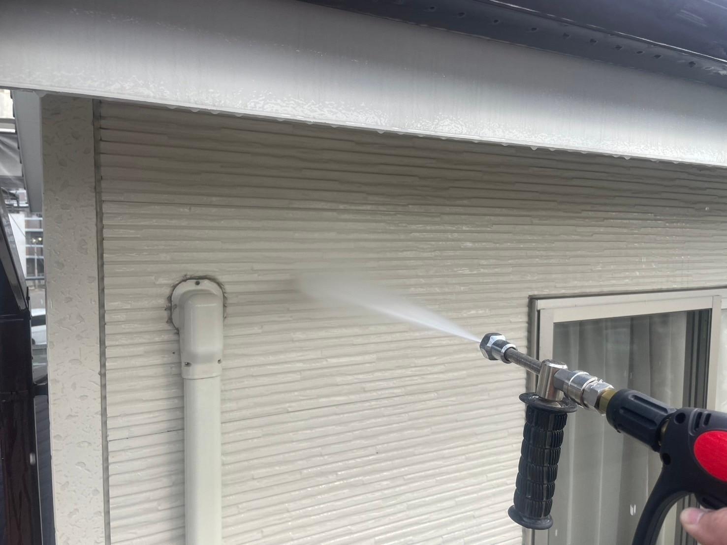 福岡県福岡市東区多の津のO様邸で痩せ・剥離を起こしているコーキングを打ち替え、補修跡や色褪せ、汚れ問題を解消する外壁塗装工事を行いました。4/10完成です。【HPより】