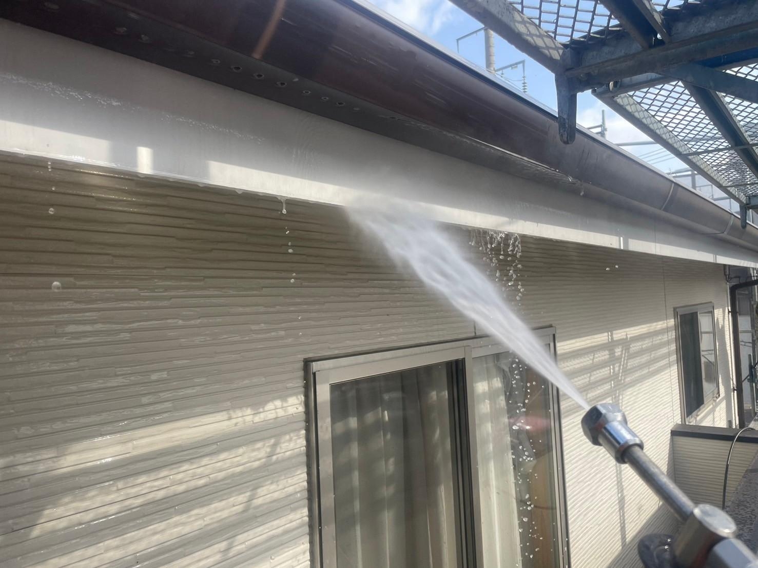 福岡県福岡市東区多の津のO様邸で痩せ・剥離を起こしているコーキングを打ち替え、補修跡や色褪せ、汚れ問題を解消する外壁塗装工事を行いました。4/10完成です。【HPより】