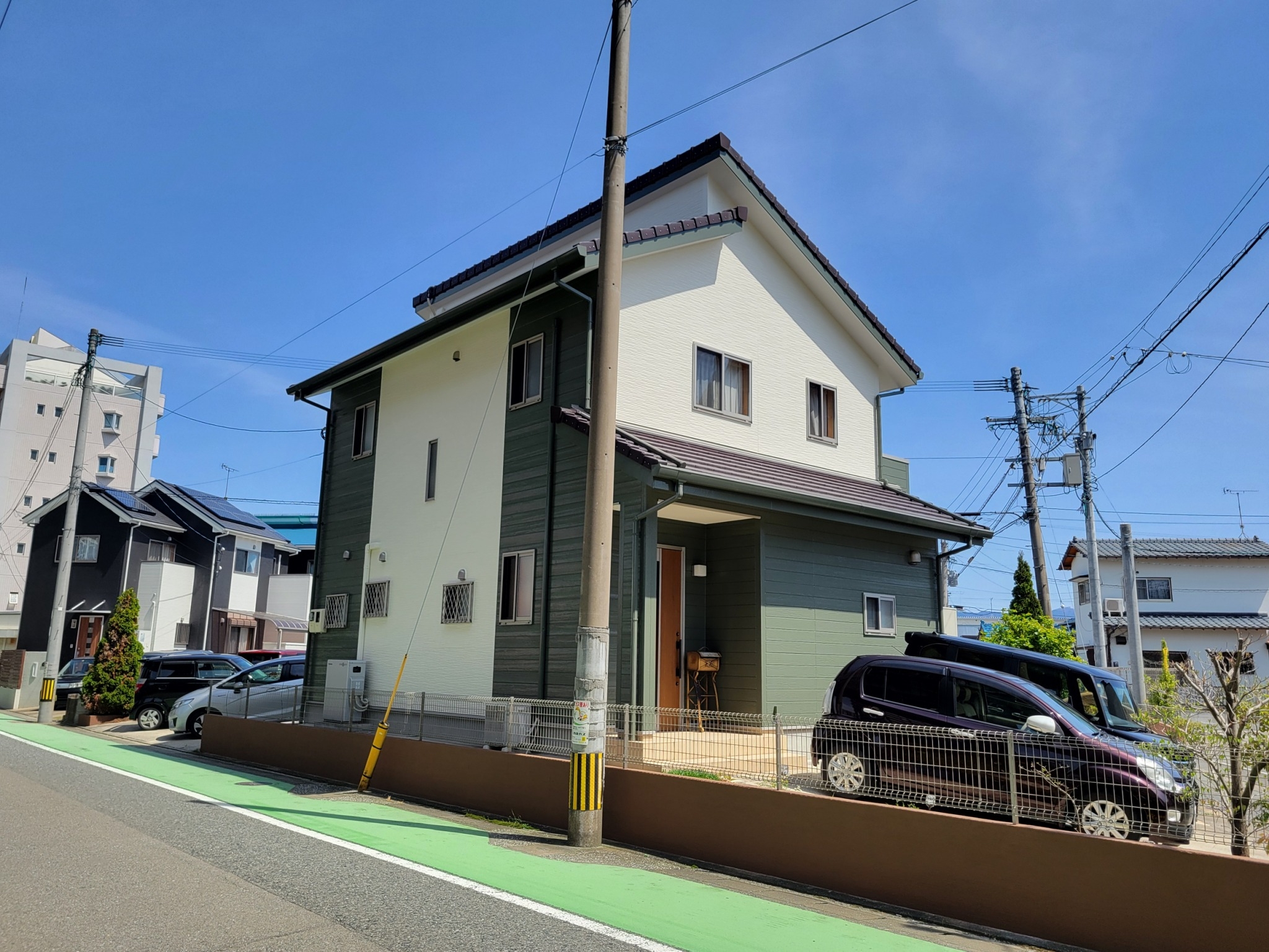 福岡県福岡市東区多の津のO様邸で痩せ・剥離を起こしているコーキングを打ち替え、補修跡や色褪せ、汚れ問題を解消する外壁塗装工事を行いました。4/10完成です。【HPより】