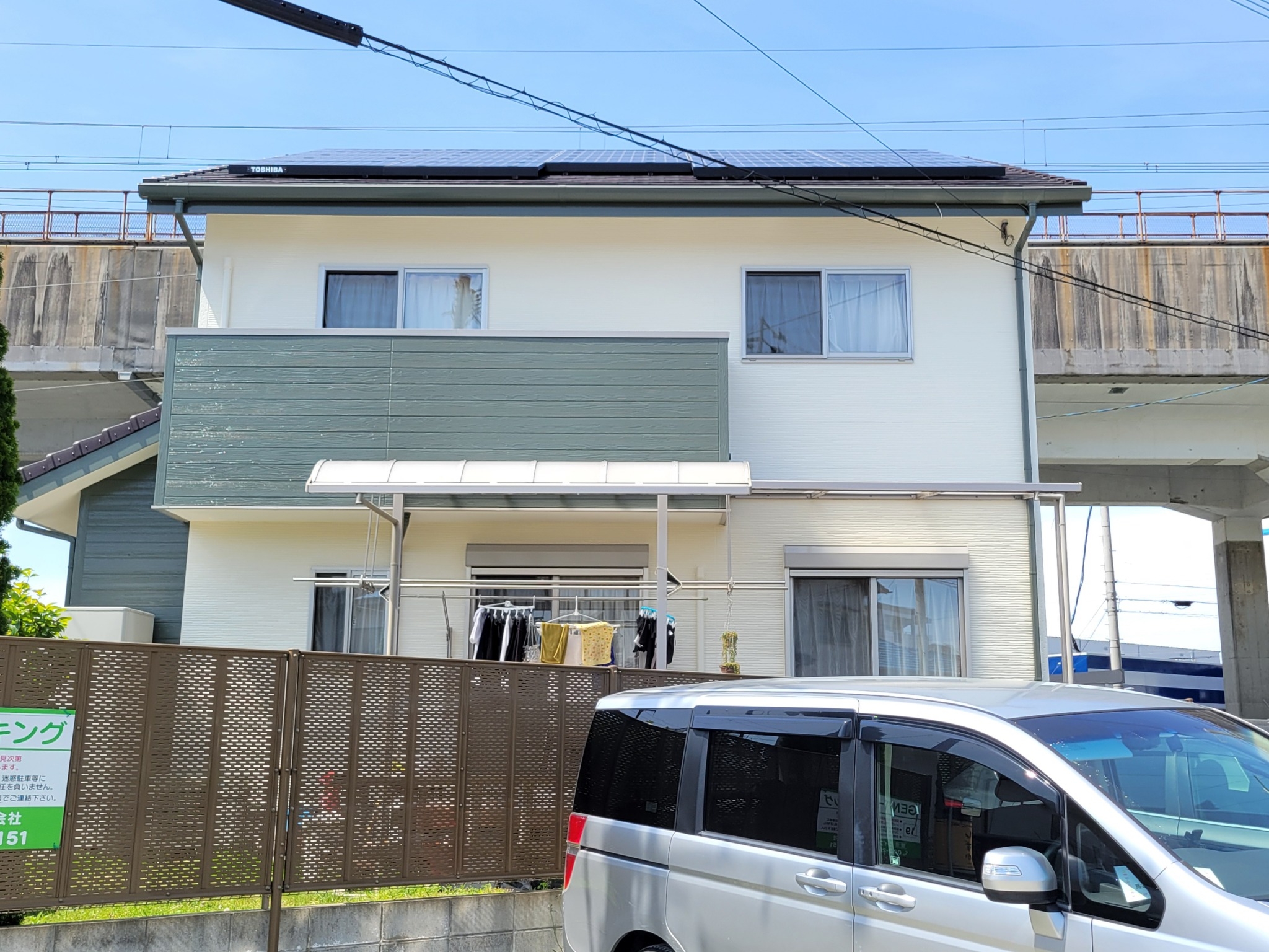 福岡県福岡市東区多の津のO様邸で痩せ・剥離を起こしているコーキングを打ち替え、補修跡や色褪せ、汚れ問題を解消する外壁塗装工事を行いました。4/10完成です。【HPより】