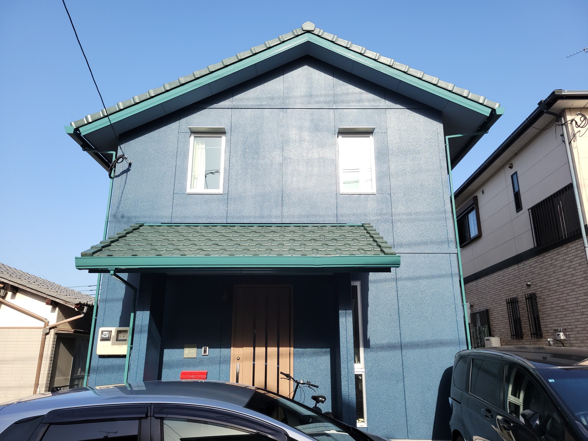 福岡県福岡市東区和白東のK様邸で全体的に色褪せを起こしている外壁を元のブルーグレーに塗装し付帯部と屋根はグリーン系でまとめたこだわりの配色で仕上げました。3/29完成です。【HPより】