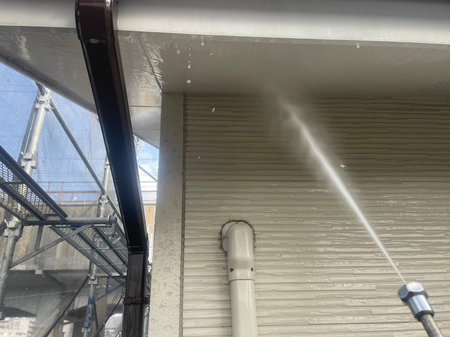 福岡県福岡市東区多の津のO様邸で痩せ・剥離を起こしているコーキングを打ち替え、補修跡や色褪せ、汚れ問題を解消する外壁塗装工事を行いました。4/10完成です。【HPより】