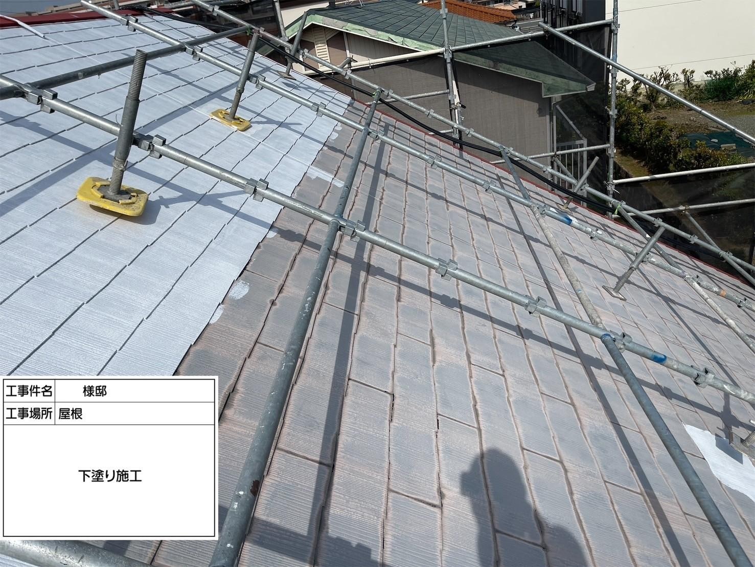 福岡県福岡市東区香椎のT様邸で外壁の補修跡が目立たないように再度補修を行い、新たに発生しているひび割れの補修も行いつつ剥がれが見られる軒天や破風板まで塗装させていただきました。屋根にも汚れやさびが付着していましたので合わせてきれいに塗装しました。4/11完成です。【HPより】