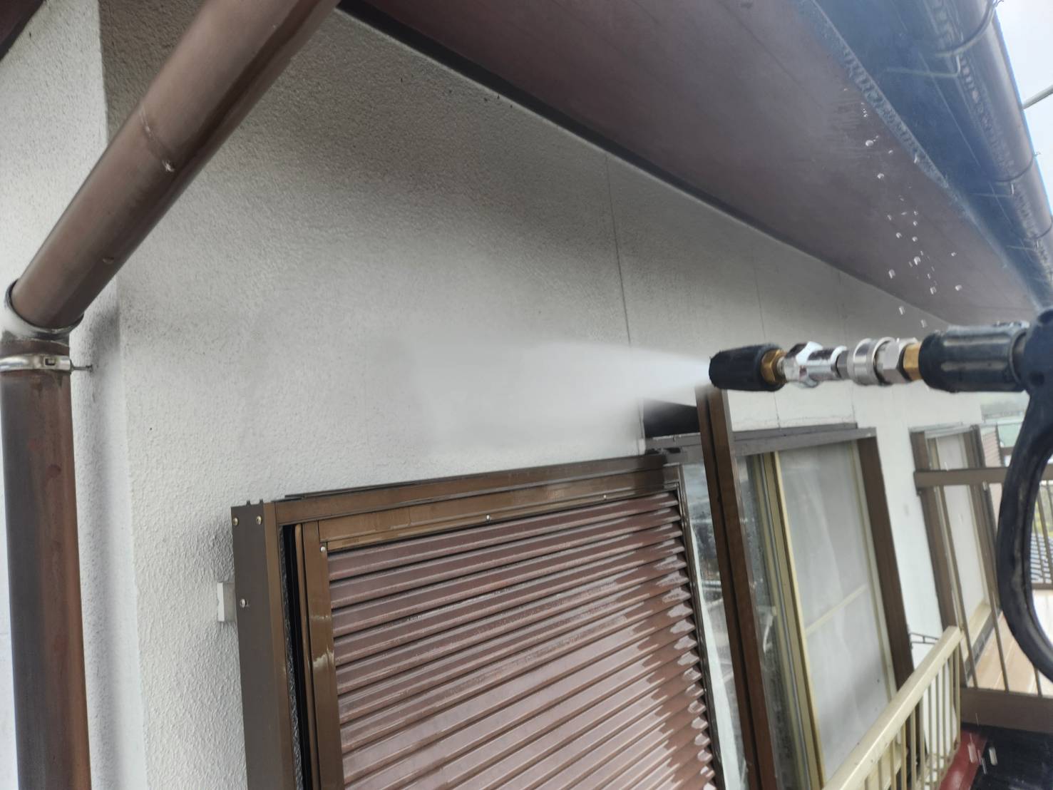 福岡県太宰府市青山のE様邸で屋根外壁ともにシリコン塗料を使用し、広範囲に発生している外壁のひび割れの補修や付帯部の塗膜剥がれなどの改善をしながら塗装工事を進めていきます。4/6着工です。【HPより】