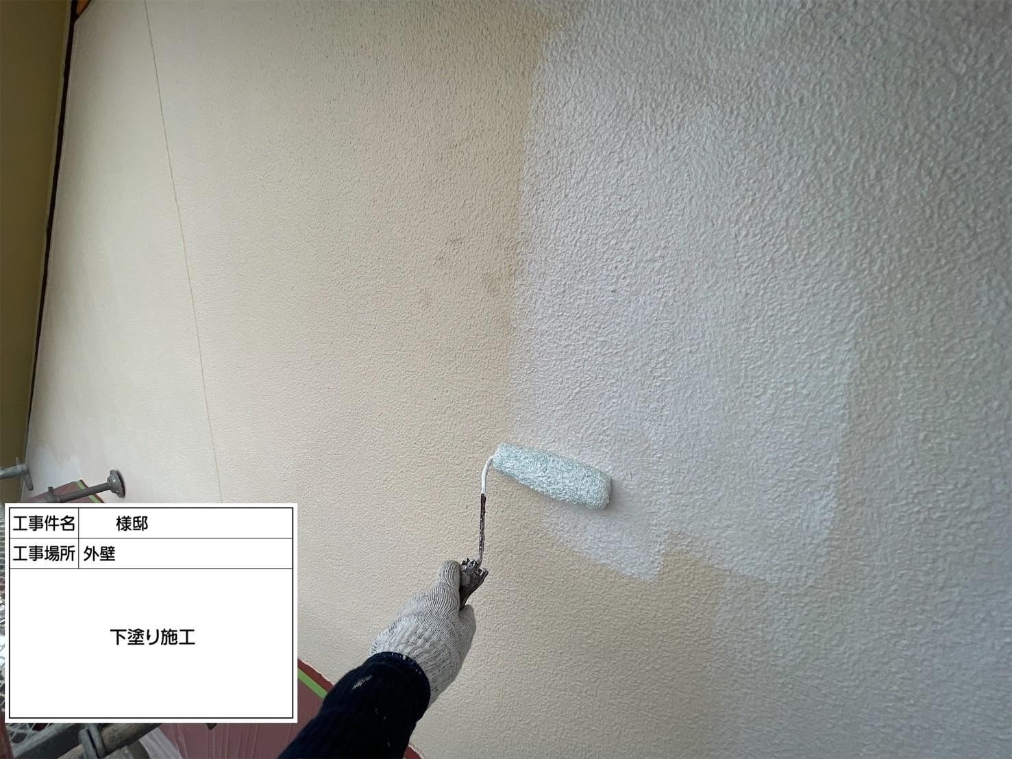 福岡県福岡市東区香椎のT様邸で外壁の補修跡が目立たないように再度補修を行い、新たに発生しているひび割れの補修も行いつつ剥がれが見られる軒天や破風板まで塗装させていただきました。屋根にも汚れやさびが付着していましたので合わせてきれいに塗装しました。4/11完成です。【HPより】