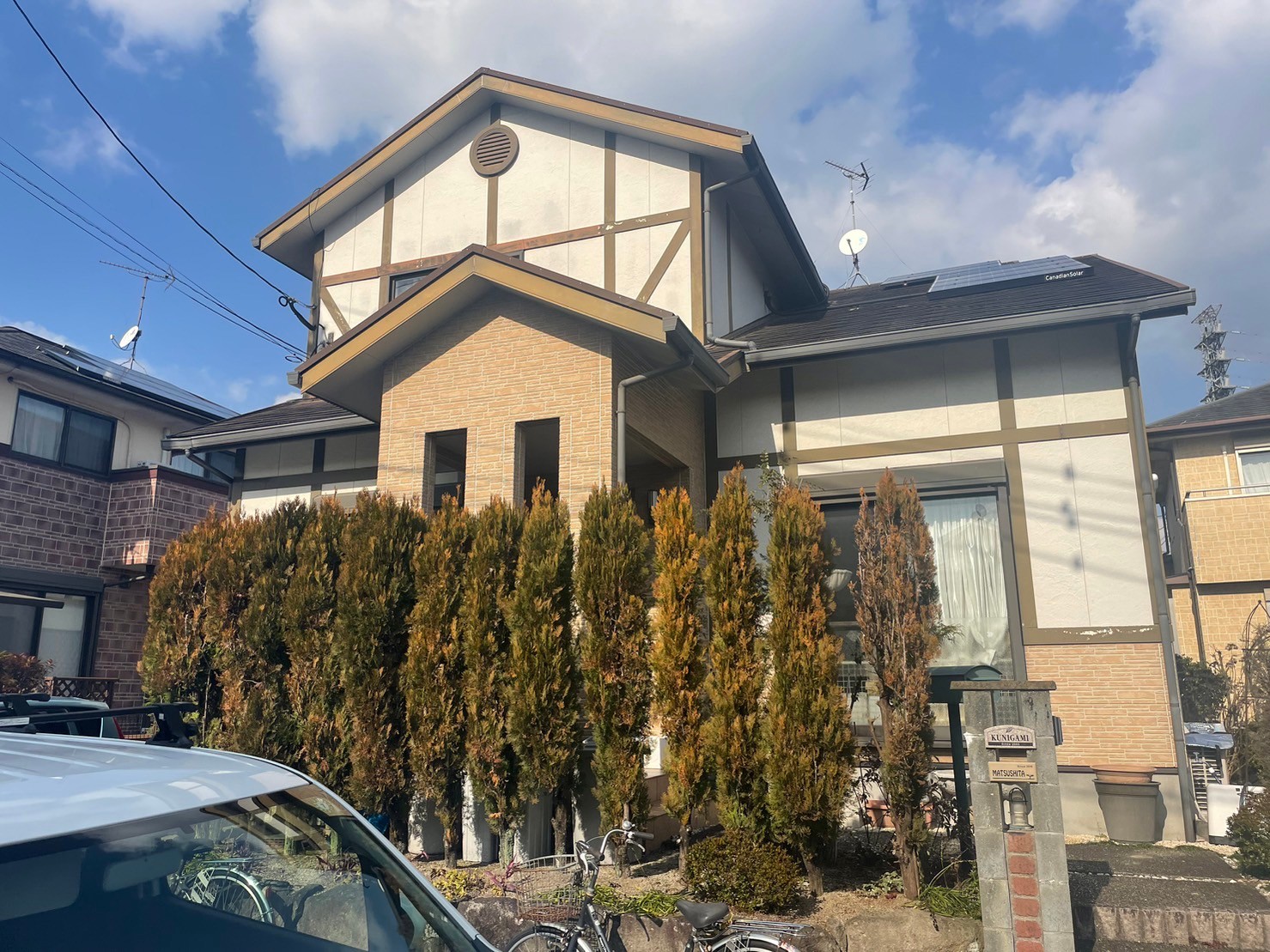 福岡県筑紫野市岡田のK様邸で色褪せを起こしたサイディングボードの塗り替えと剥がれを起こしている付帯部の補修を行い、屋根の汚れも一度きれいに除去してから全体の塗装を行いました。4/16完成です。【チラシより】