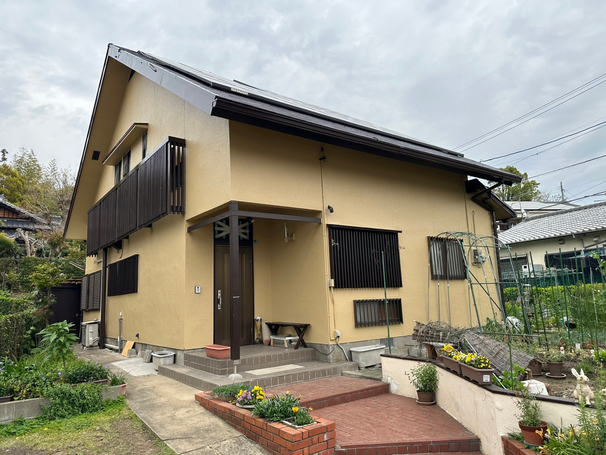 福岡県福岡市東区香椎のT様邸で外壁の補修跡が目立たないように再度補修を行い、新たに発生しているひび割れの補修も行いつつ剥がれが見られる軒天や破風板まで塗装させていただきます。屋根にも汚れやさびが付着していましたので合わせてきれいに塗装しました。4/11完成です。【HPより】