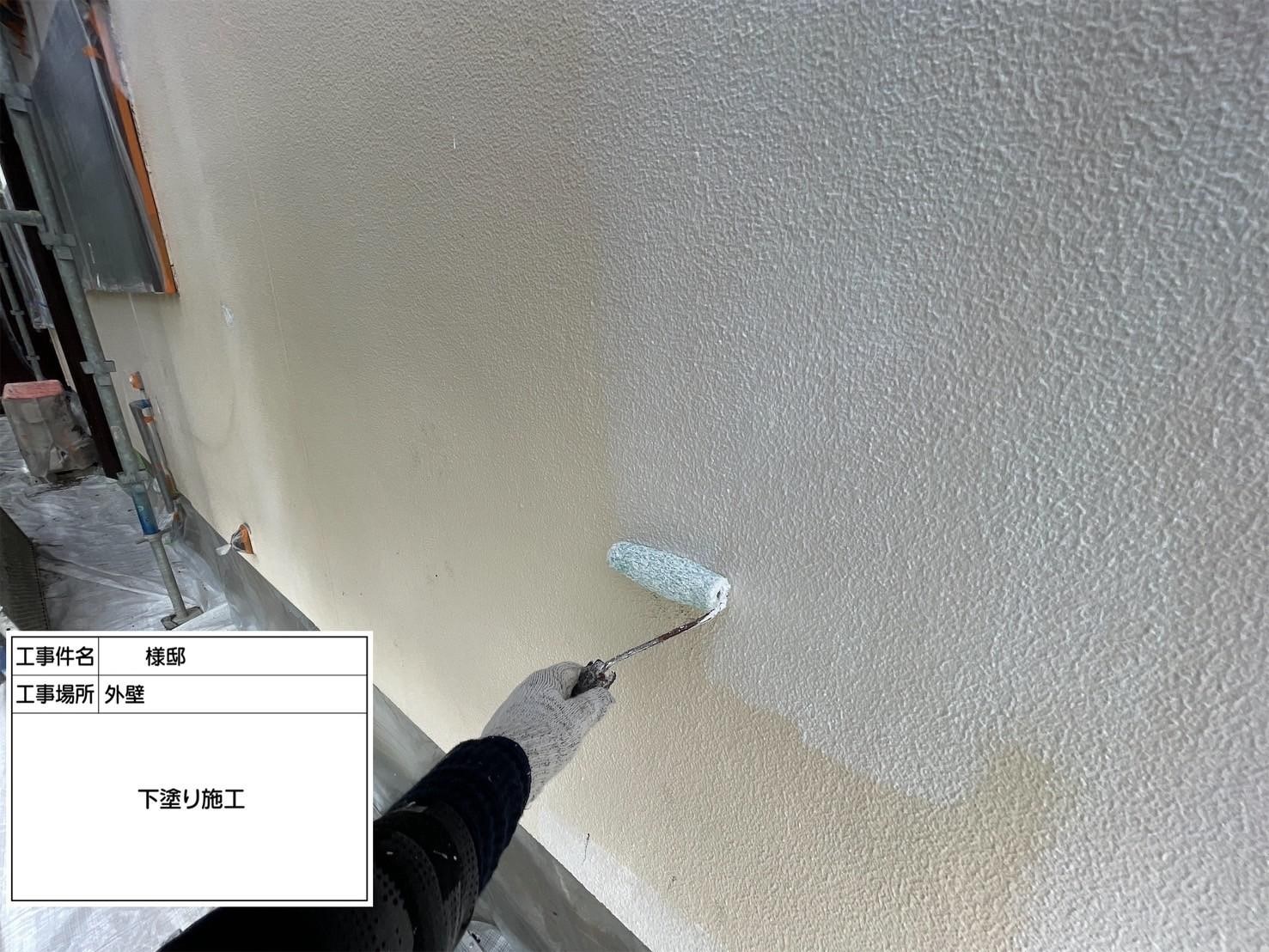 福岡県福岡市東区香椎のT様邸で外壁の補修跡が目立たないように再度補修を行い、新たに発生しているひび割れの補修も行いつつ剥がれが見られる軒天や破風板まで塗装させていただきました。屋根にも汚れやさびが付着していましたので合わせてきれいに塗装しました。4/11完成です。【HPより】