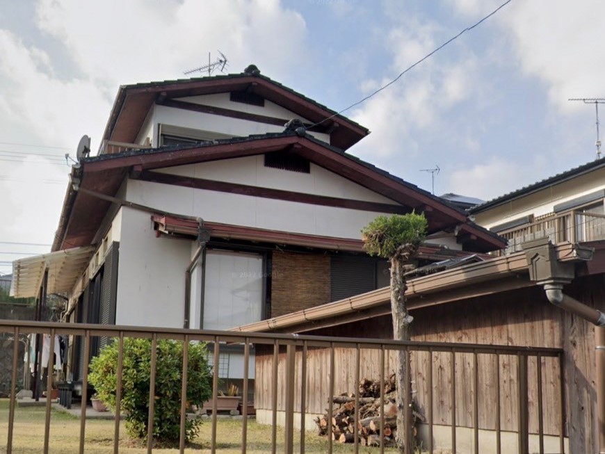 福岡県太宰府市青山のE様邸で屋根外壁ともにシリコン塗料を使用し、広範囲に発生している外壁のひび割れの補修や付帯部の塗膜剥がれなどの改善をしながら塗装工事を行いました。5/2完成です。【HPより】