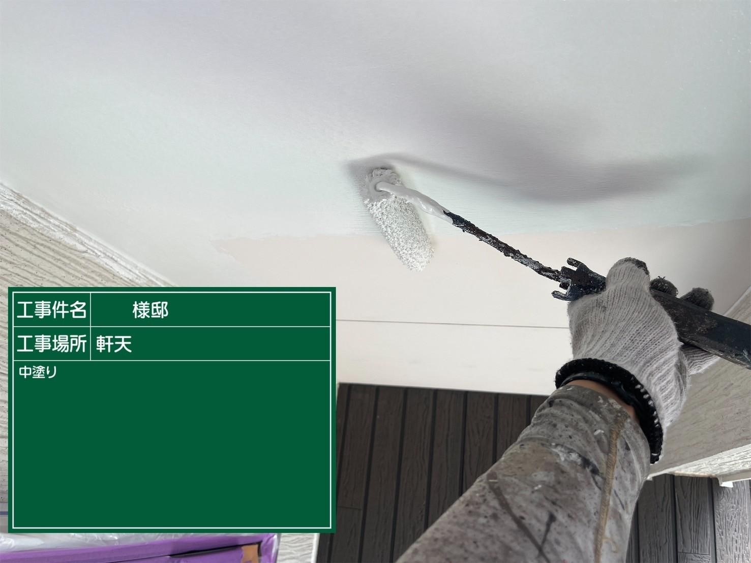 福岡県福岡市東区香住ケ丘のM様邸でコーキングの剥離やビス周辺のひび割れを改善し汚れの問題も解消して外壁の塗装を行い、塗装不可のコロニアルネオをシーガードでのカバー工事を行いました。5/13完成です。【HPより】