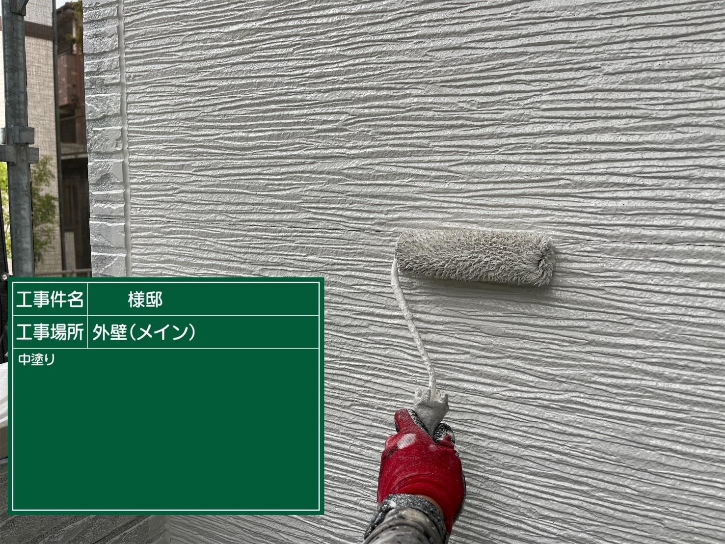 福岡県福岡市東区香住ケ丘のM様邸でコーキングの剥離やビス周辺のひび割れを改善し汚れの問題も解消して外壁の塗装を行い、塗装不可のコロニアルネオをシーガードでのカバー工事を行いました。5/13完成です。【HPより】