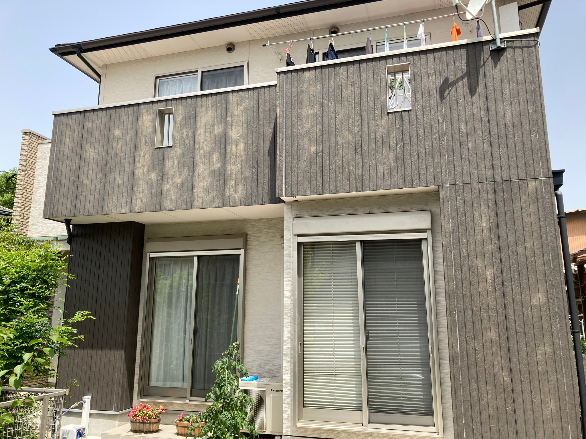 福岡県福岡市東区香住ケ丘のM様邸でコーキングの剥離やビス周辺のひび割れを改善し汚れの問題も解消して外壁の塗装を行い、塗装不可のコロニアルネオをシーガードでのカバー工事を行いました。5/13完成です。【HPより】