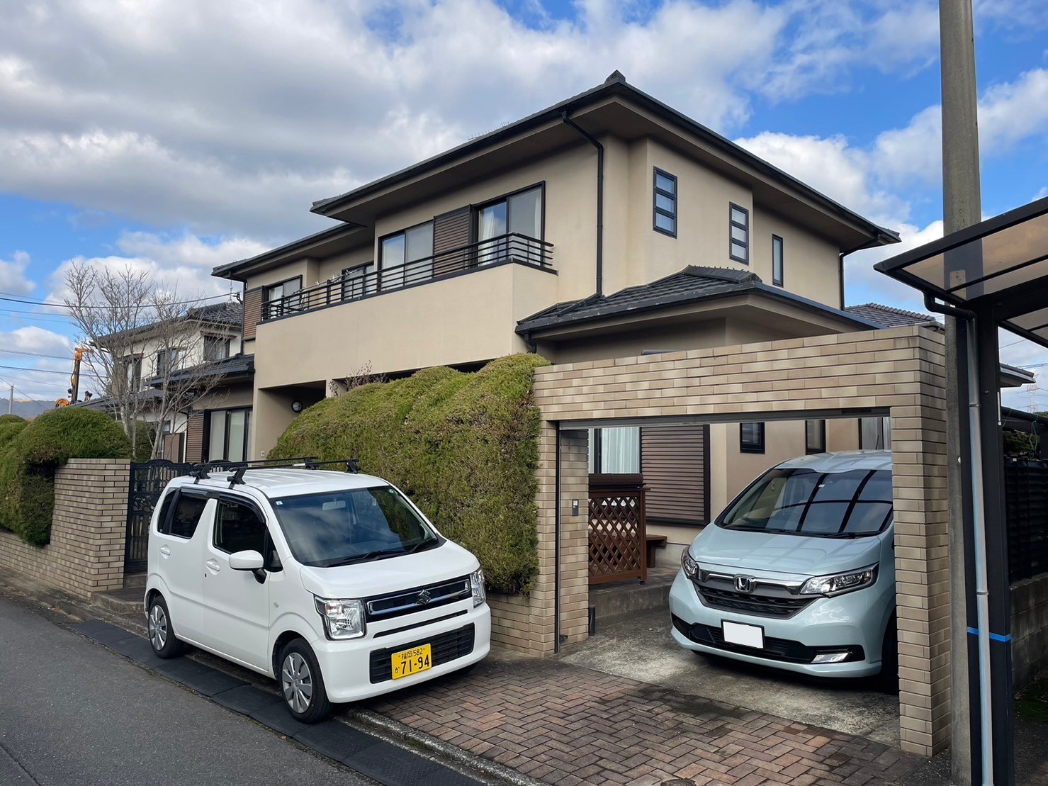 福岡県小郡市横隈のN様邸で屋根・外壁共にプレマテックス社のタテイルαを使用し、付帯部にはプレミアムペイントのシャングリラを使用した超高耐久の塗装工事を行っています。5/27完成です。【HPより】