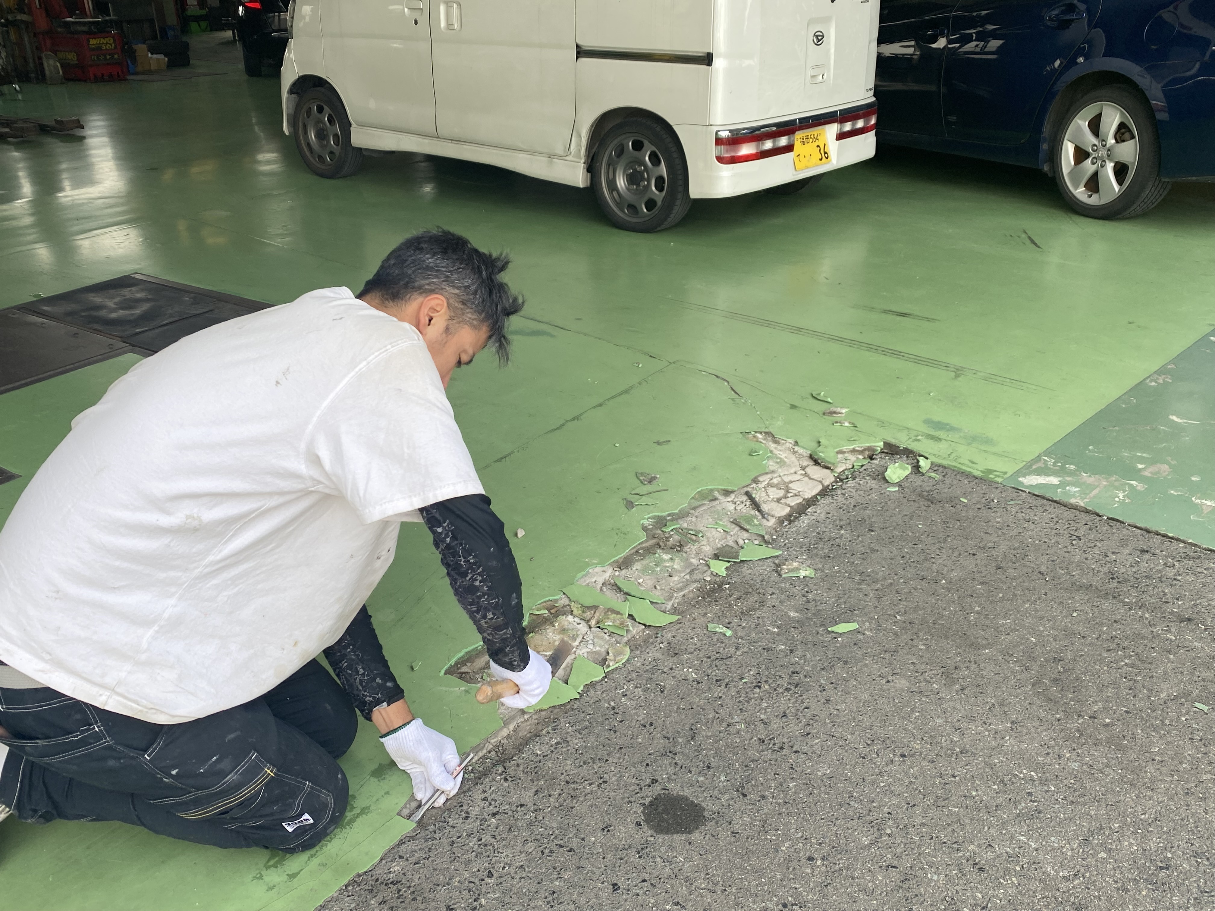 福岡県大野城市山田自動車様にて床の作り替えを行っています。5/2着工です。【OB様より】