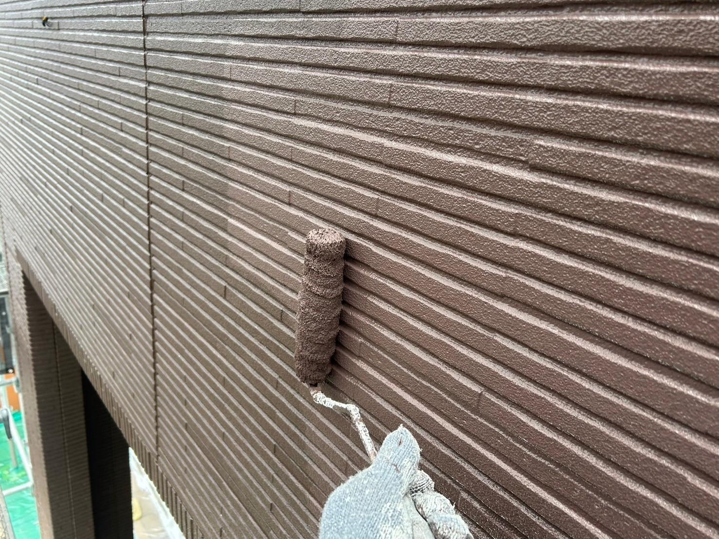 福岡県福岡市東区美和台のY様邸で剥離が起きたコーキングを打ち替えつつ塗膜の劣化により汚れが付着してしまった外壁を改善し、新築のような色鮮やかさとツヤを取り戻す塗装工事を行いました。5/1完成です。【HPより】