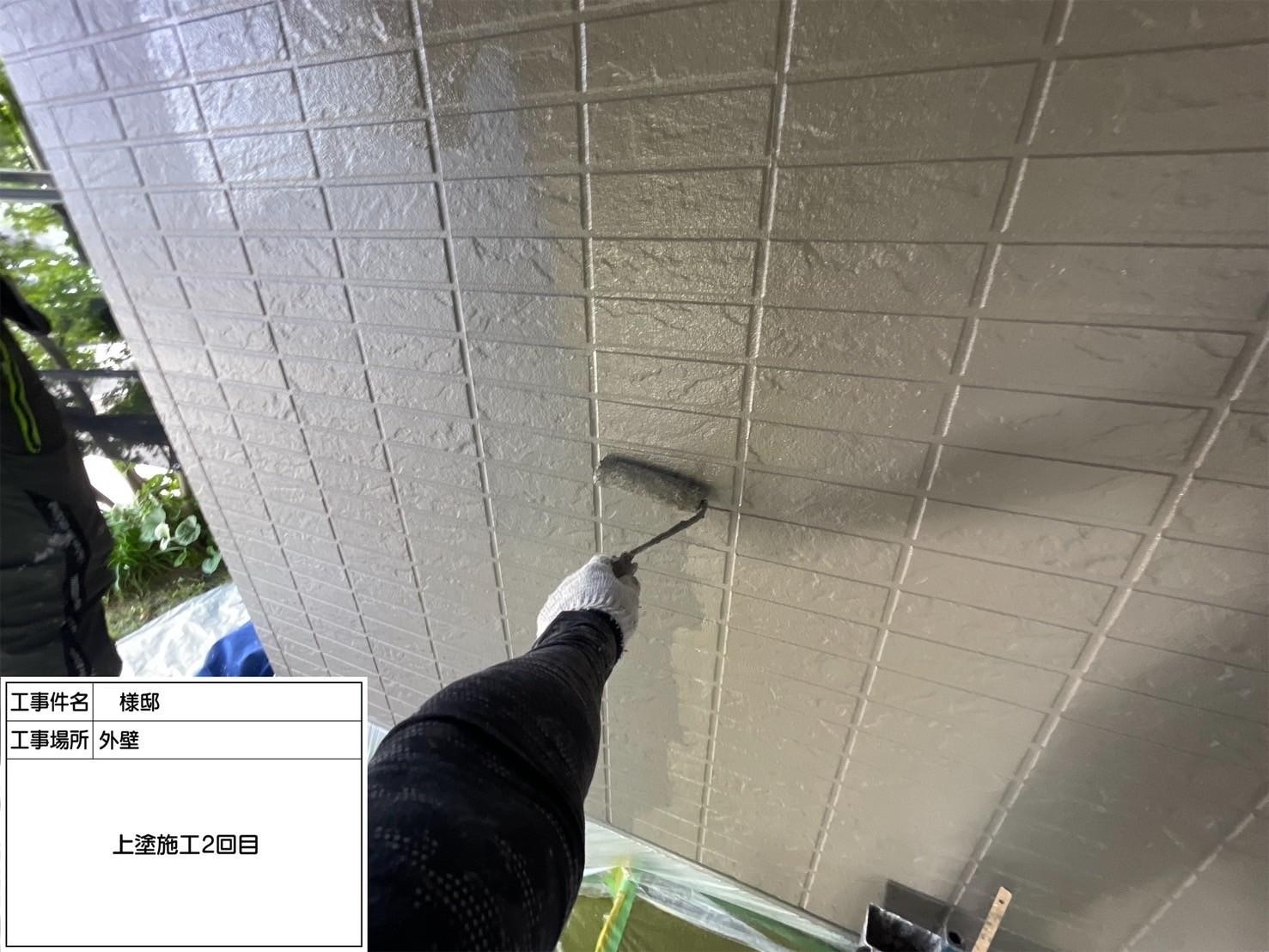 福岡県福岡市東区土井のH様邸でひび割れた外壁の補修やコケが繁殖している屋根の症状を改善し、さらに塗装にて耐久性と機能性の向上を行いました。ベランダ防水もひび割れを改善しウレタン防水を行いました。4/29完成です。【HPより】