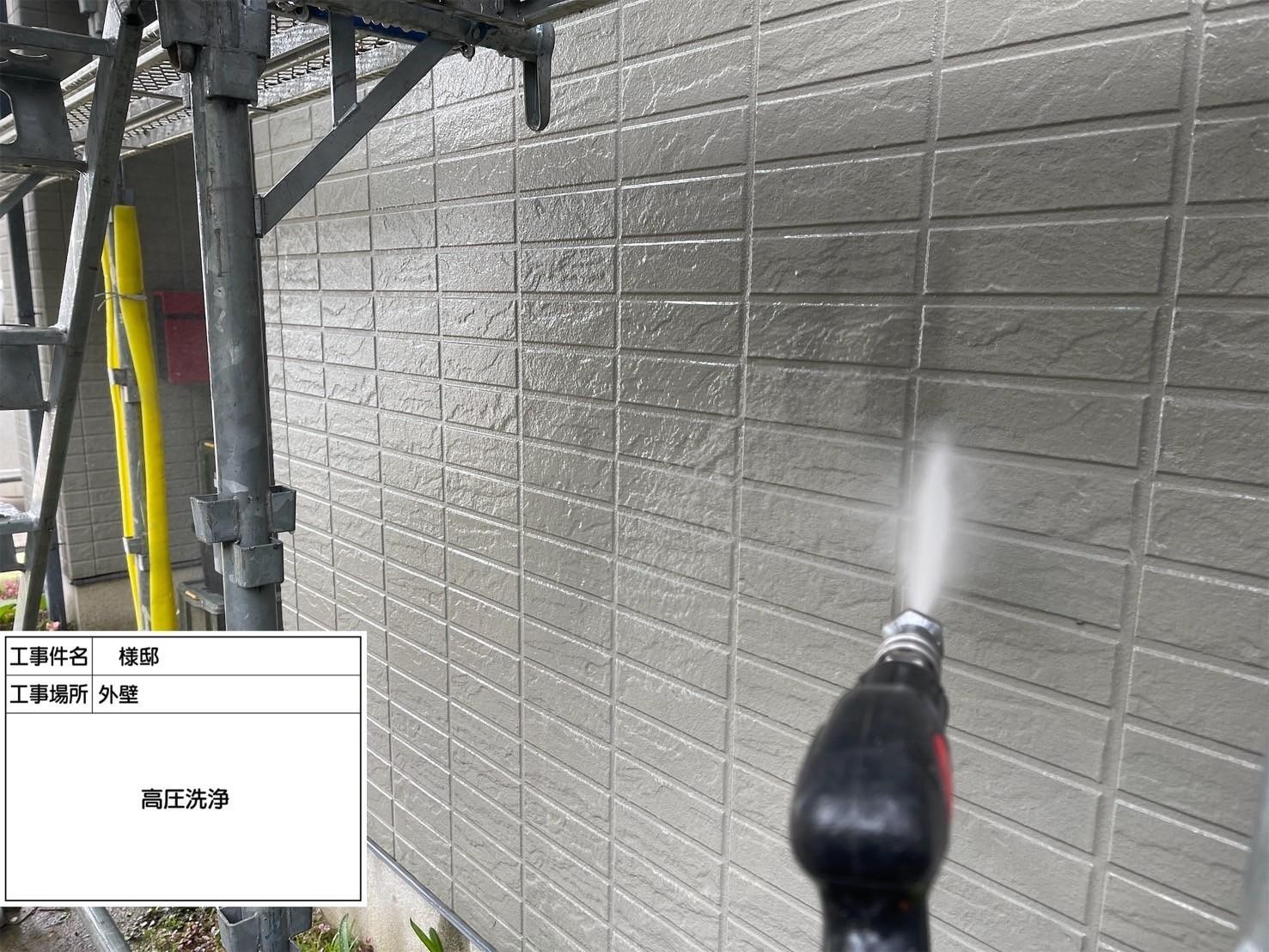 福岡県福岡市東区土井のH様邸でひび割れた外壁の補修やコケが繁殖している屋根の症状を改善し、さらに塗装にて耐久性と機能性の向上を行いました。ベランダ防水もひび割れを改善しウレタン防水を行いました。4/29完成です。【HPより】