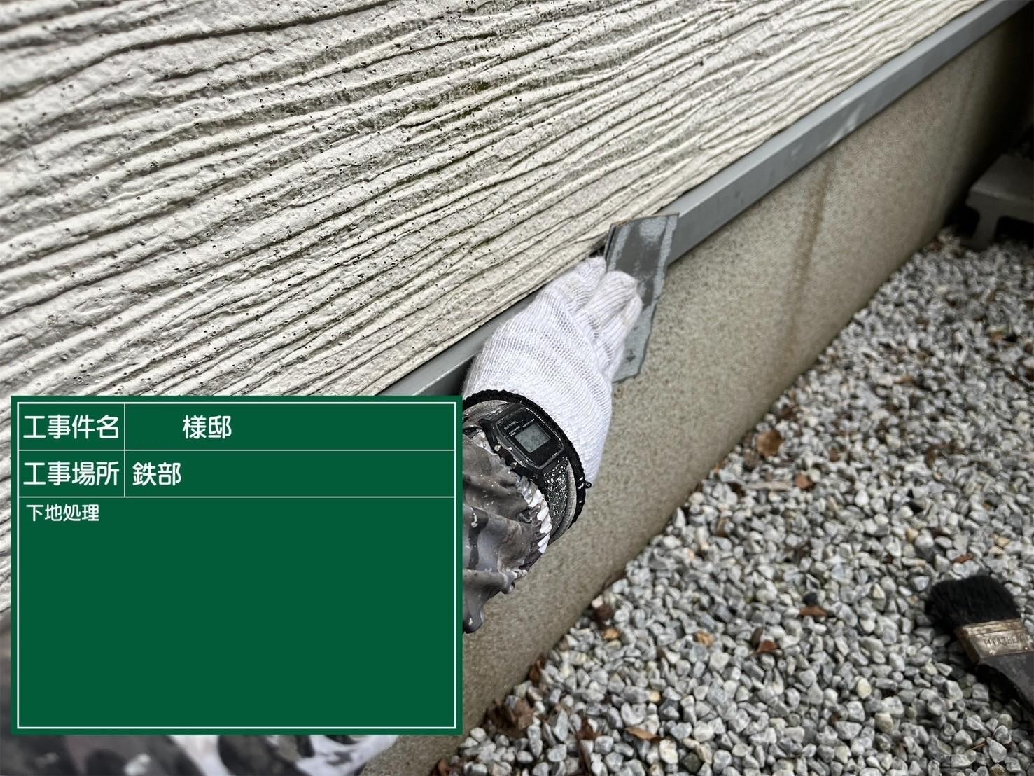 福岡県福岡市東区香住ケ丘のM様邸でコーキングの剥離やビス周辺のひび割れを改善し汚れの問題も解消して外壁の塗装を行い、塗装不可のコロニアルネオをシーガードでのカバー工事を行いました。5/13完成です。【HPより】