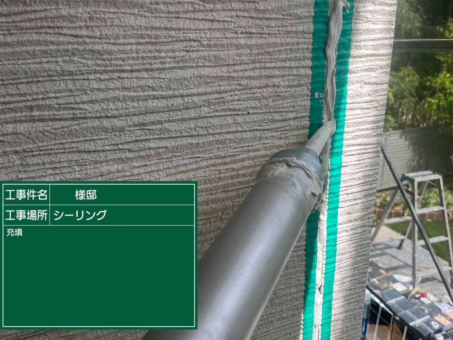 福岡県福岡市東区香住ケ丘のM様邸でコーキングの剥離やビス周辺のひび割れを改善し汚れの問題も解消して外壁の塗装を行い、塗装不可のコロニアルネオをシーガードでのカバー工事を行いました。5/13完成です。【HPより】
