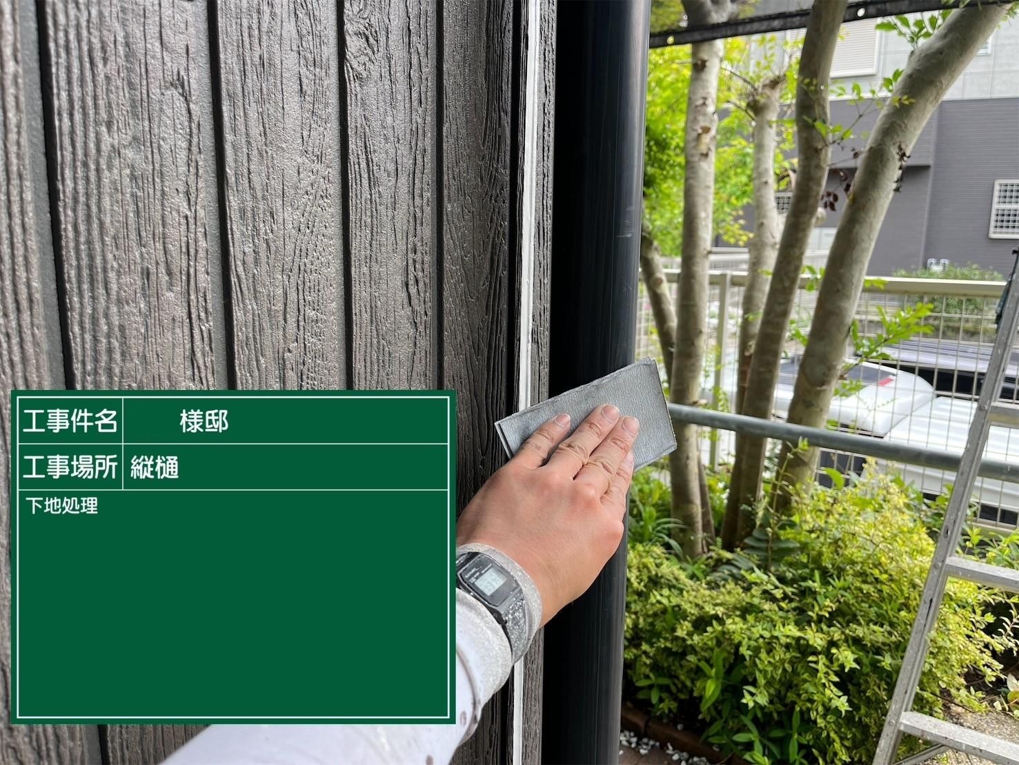 福岡県福岡市東区香住ケ丘のM様邸でコーキングの剥離やビス周辺のひび割れを改善し汚れの問題も解消して外壁の塗装を行い、塗装不可のコロニアルネオをシーガードでのカバー工事を行いました。5/13完成です。【HPより】