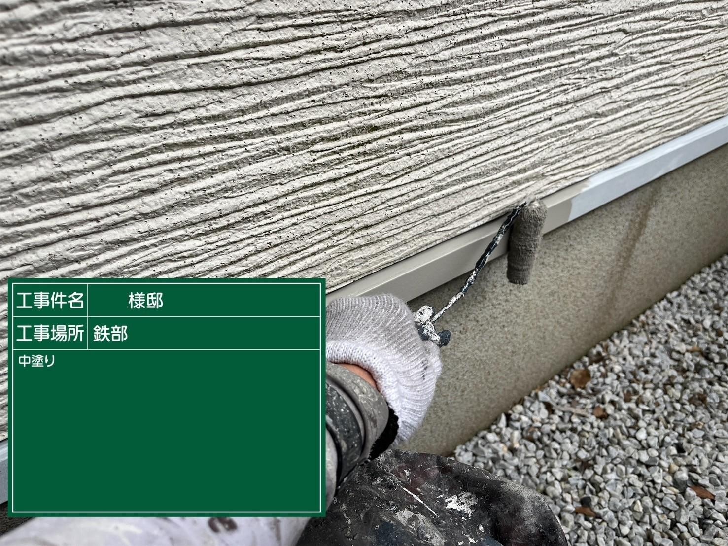 福岡県福岡市東区香住ケ丘のM様邸でコーキングの剥離やビス周辺のひび割れを改善し汚れの問題も解消して外壁の塗装を行い、塗装不可のコロニアルネオをシーガードでのカバー工事を行いました。5/13完成です。【HPより】